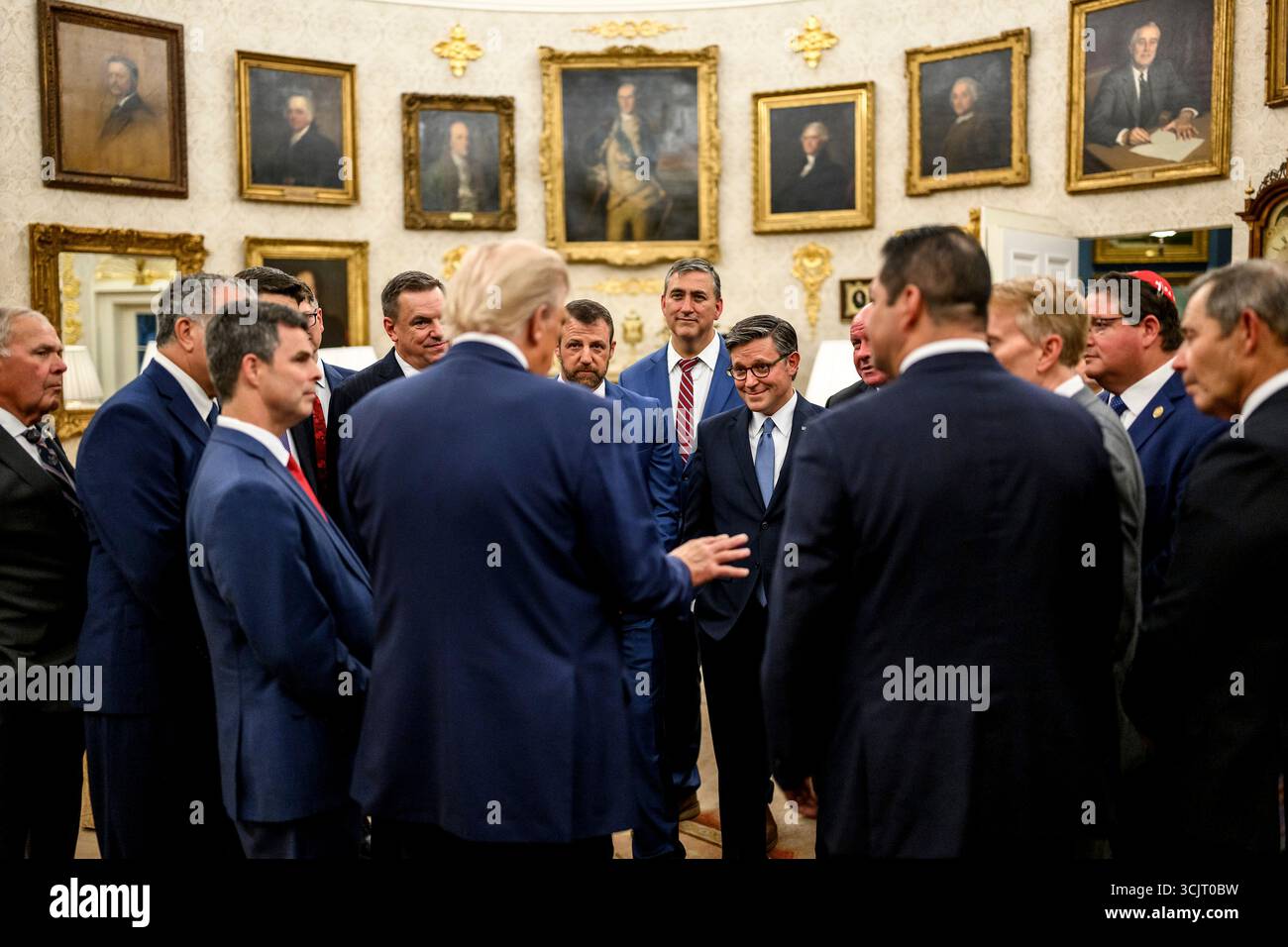 Washington, Usa. September 2025. US-Präsident Donald Trump, Center, spricht mit Kongressabgeordneten, als sie zu einem Empfang im Oval Office des Weißen Hauses am 5. September 2025 in Washington, D.C. ankommen. Trump war Gastgeber von Kongressabgeordneten für die erste Veranstaltung im Rose Garden seit der Verdeckung mit Pflasterstein. Quelle: Daniel Torok/White House Photo/Alamy Live News Stockfoto