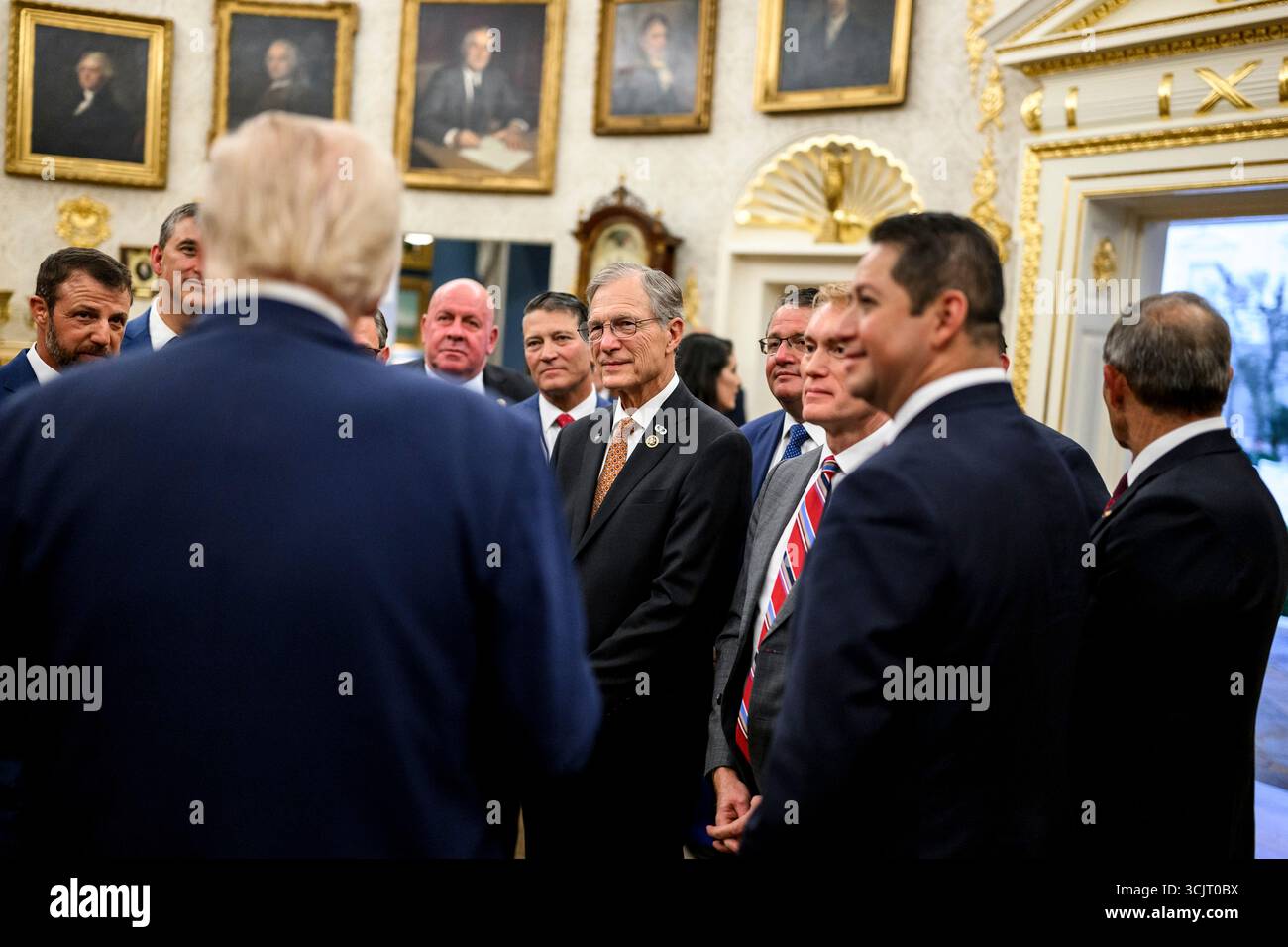 Washington, Usa. September 2025. US-Präsident Donald Trump, links, spricht mit den Kongressabgeordneten, als sie zu einem Empfang im Oval Office des Weißen Hauses am 5. September 2025 in Washington, D.C. kommen. Trump war Gastgeber der Kongressabgeordneten für die erste Veranstaltung im Rose Garden, seit er ihn mit Pflasterstein bedeckt hat. Quelle: Daniel Torok/White House Photo/Alamy Live News Stockfoto