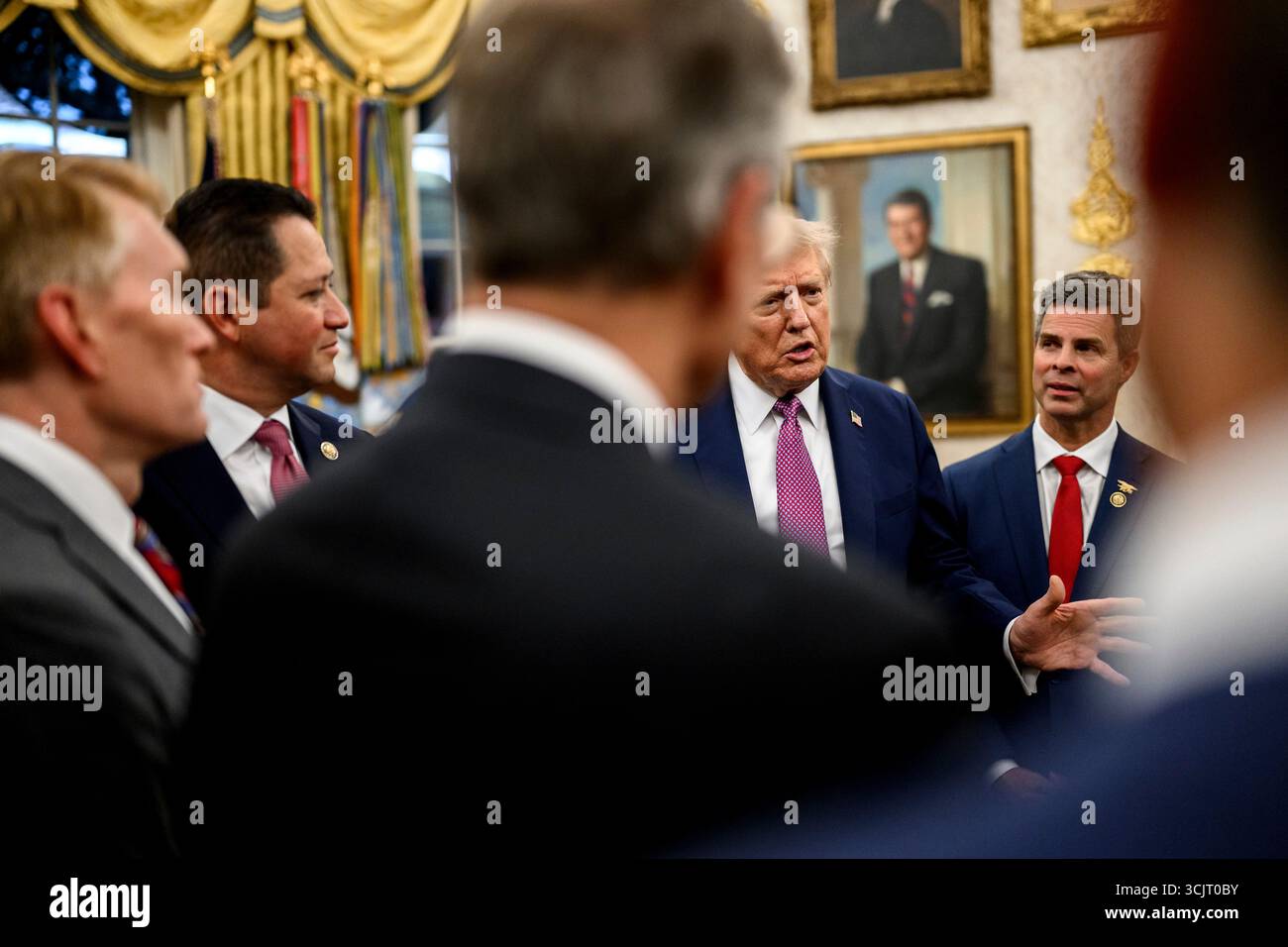 Washington, Usa. September 2025. US-Präsident Donald Trump, Center, spricht mit Kongressabgeordneten, als sie zu einem Empfang im Oval Office des Weißen Hauses am 5. September 2025 in Washington, D.C. ankommen. Trump war Gastgeber von Kongressabgeordneten für die erste Veranstaltung im Rose Garden seit der Verdeckung mit Pflasterstein. Quelle: Daniel Torok/White House Photo/Alamy Live News Stockfoto