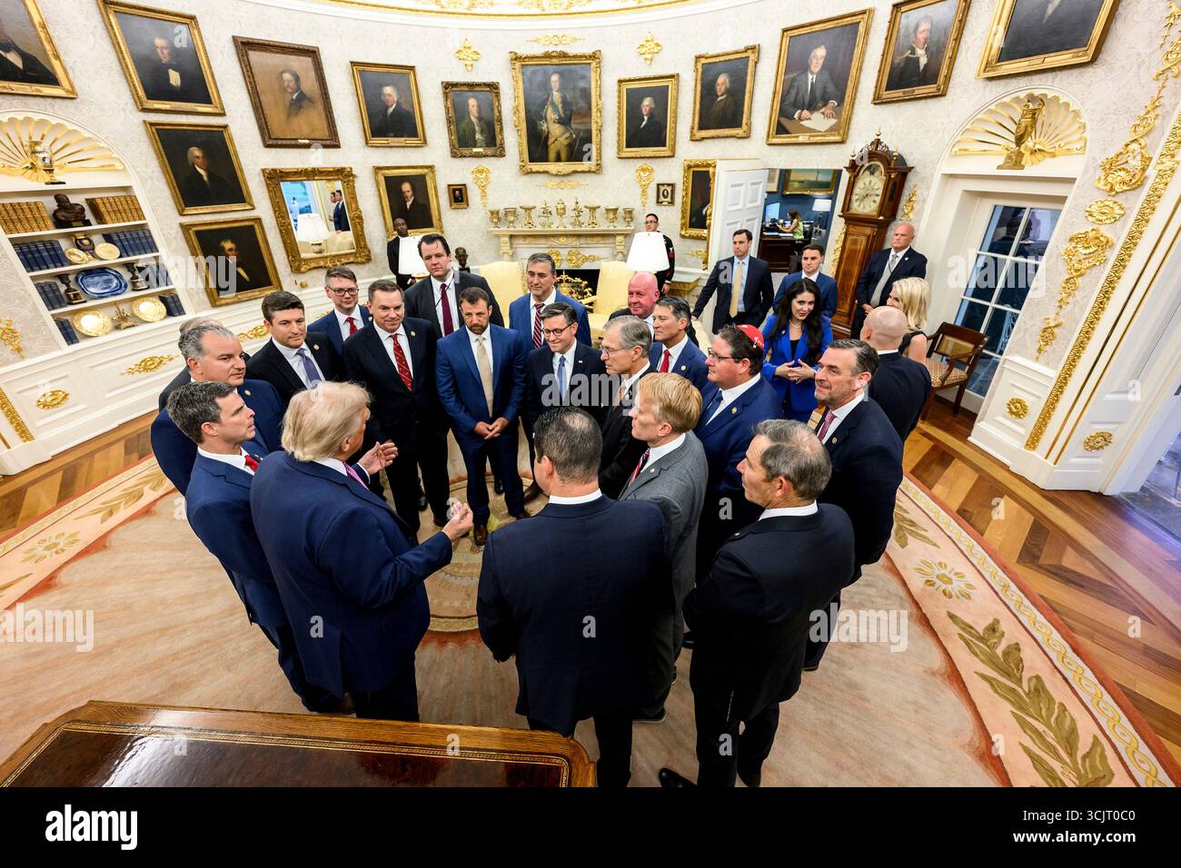Washington, Usa. September 2025. US-Präsident Donald Trump, links, spricht mit den Kongressabgeordneten, als sie zu einem Empfang im Oval Office des Weißen Hauses am 5. September 2025 in Washington, D.C. kommen. Trump war Gastgeber der Kongressabgeordneten für die erste Veranstaltung im Rose Garden, seit er ihn mit Pflasterstein bedeckt hat. Quelle: Daniel Torok/White House Photo/Alamy Live News Stockfoto