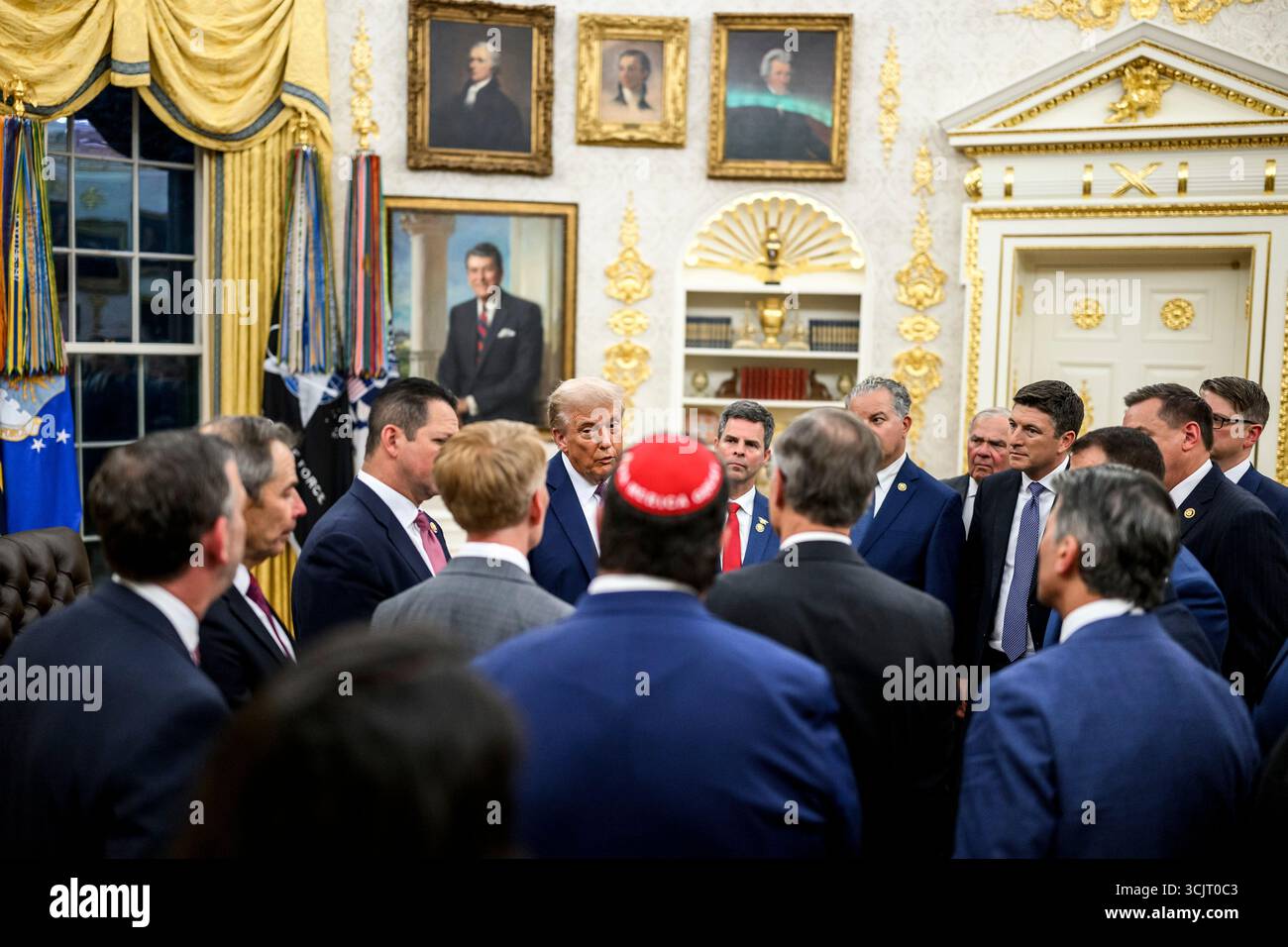 Washington, Usa. September 2025. US-Präsident Donald Trump, Center, spricht mit Kongressabgeordneten, als sie zu einem Empfang im Oval Office des Weißen Hauses am 5. September 2025 in Washington, D.C. ankommen. Trump war Gastgeber von Kongressabgeordneten für die erste Veranstaltung im Rose Garden seit der Verdeckung mit Pflasterstein. Quelle: Daniel Torok/White House Photo/Alamy Live News Stockfoto