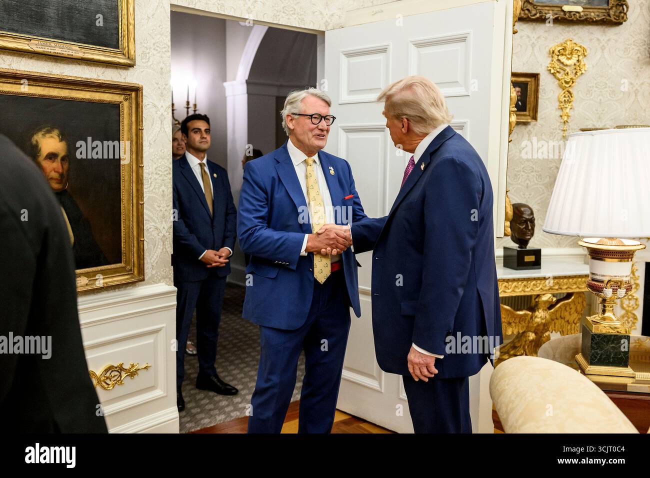Washington, Usa. September 2025. US-Präsident Donald Trump begrüßt die Kongressabgeordneten bei ihrem Empfang im Oval Office des Weißen Hauses am 5. September 2025 in Washington, D.C. Trump war Gastgeber der Kongressabgeordneten für die erste Veranstaltung im Rose Garden, seit er ihn mit Pflasterstein bedeckt hat. Quelle: Daniel Torok/White House Photo/Alamy Live News Stockfoto
