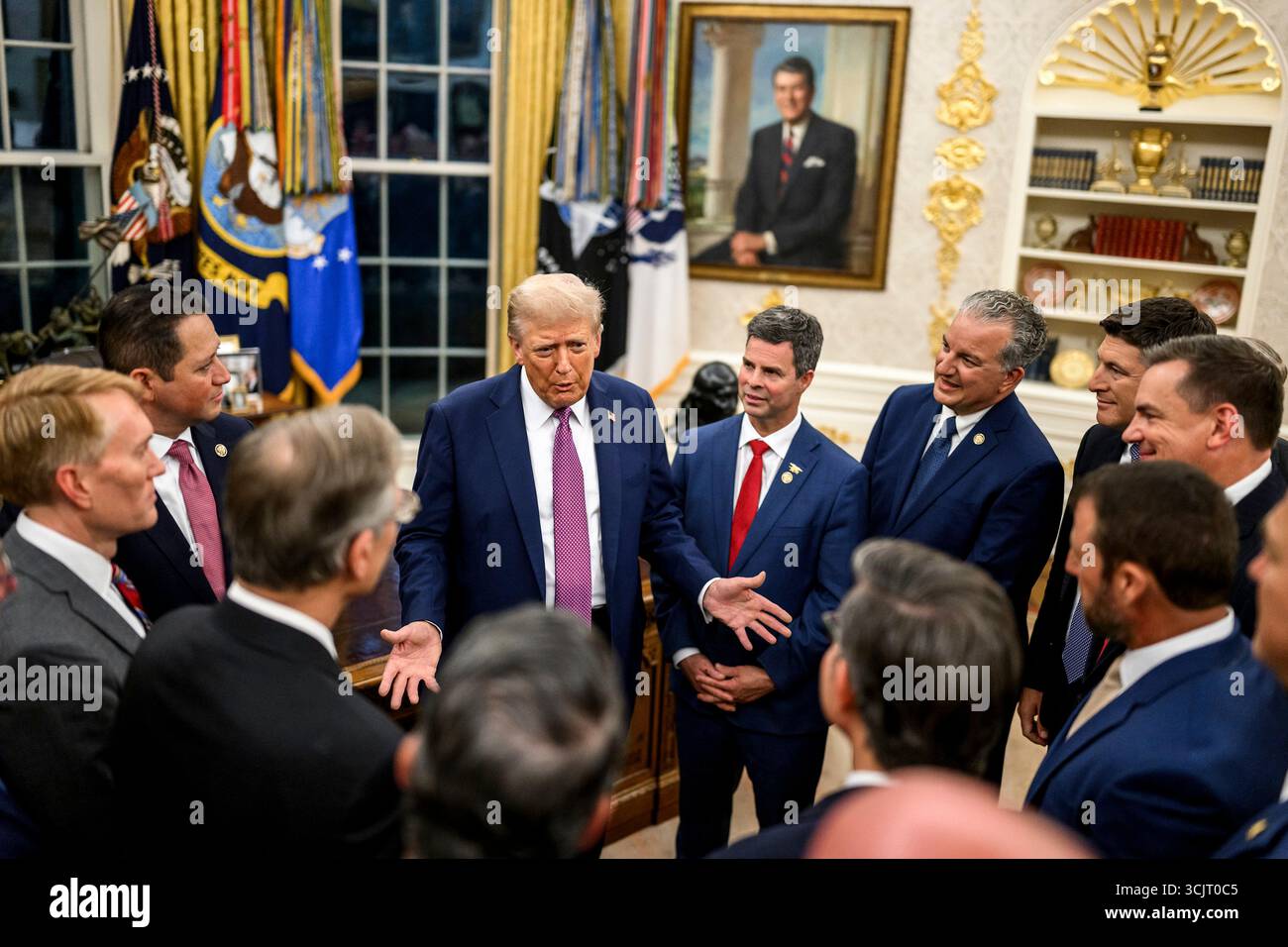 Washington, Usa. September 2025. US-Präsident Donald Trump, Center, spricht mit Kongressabgeordneten, als sie zu einem Empfang im Oval Office des Weißen Hauses am 5. September 2025 in Washington, D.C. ankommen. Trump war Gastgeber von Kongressabgeordneten für die erste Veranstaltung im Rose Garden seit der Verdeckung mit Pflasterstein. Quelle: Daniel Torok/White House Photo/Alamy Live News Stockfoto