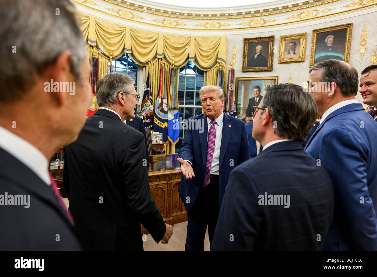 Washington, Usa. September 2025. US-Präsident Donald Trump, Center, spricht mit Kongressabgeordneten, als sie zu einem Empfang im Oval Office des Weißen Hauses am 5. September 2025 in Washington, D.C. ankommen. Trump war Gastgeber von Kongressabgeordneten für die erste Veranstaltung im Rose Garden seit der Verdeckung mit Pflasterstein. Quelle: Daniel Torok/White House Photo/Alamy Live News Stockfoto