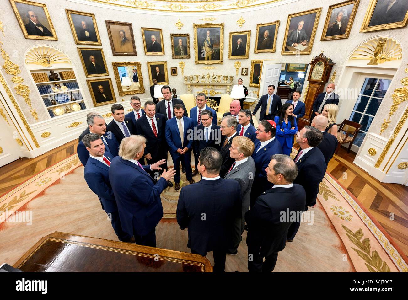 Washington, Usa. September 2025. US-Präsident Donald Trump, links, spricht mit den Kongressabgeordneten, als sie zu einem Empfang im Oval Office des Weißen Hauses am 5. September 2025 in Washington, D.C. kommen. Trump war Gastgeber der Kongressabgeordneten für die erste Veranstaltung im Rose Garden, seit er ihn mit Pflasterstein bedeckt hat. Quelle: Daniel Torok/White House Photo/Alamy Live News Stockfoto