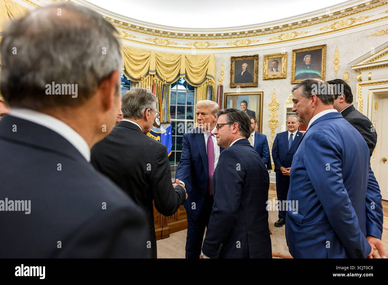 Washington, Usa. September 2025. US-Präsident Donald Trump, Center, begrüßt Kongressabgeordnete bei ihrem Empfang im Oval Office des Weißen Hauses am 5. September 2025 in Washington, D.C. Trump war Gastgeber der Kongressabgeordneten für die erste Veranstaltung im Rose Garden, seit er ihn mit Pflasterstein bedeckt hat. Quelle: Daniel Torok/White House Photo/Alamy Live News Stockfoto