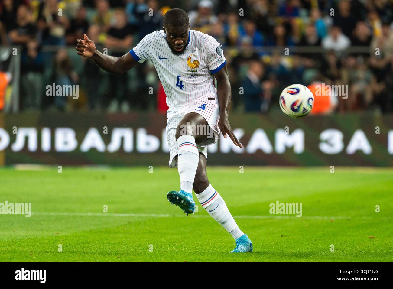 BRESLAU; POLEN - 5. SEPTEMBER 2025: Qualifikation für die FIFA 2026. Fußballspiel Ukraine gegen Frankreich 0:2 Upamecano Dayot. Stockfoto