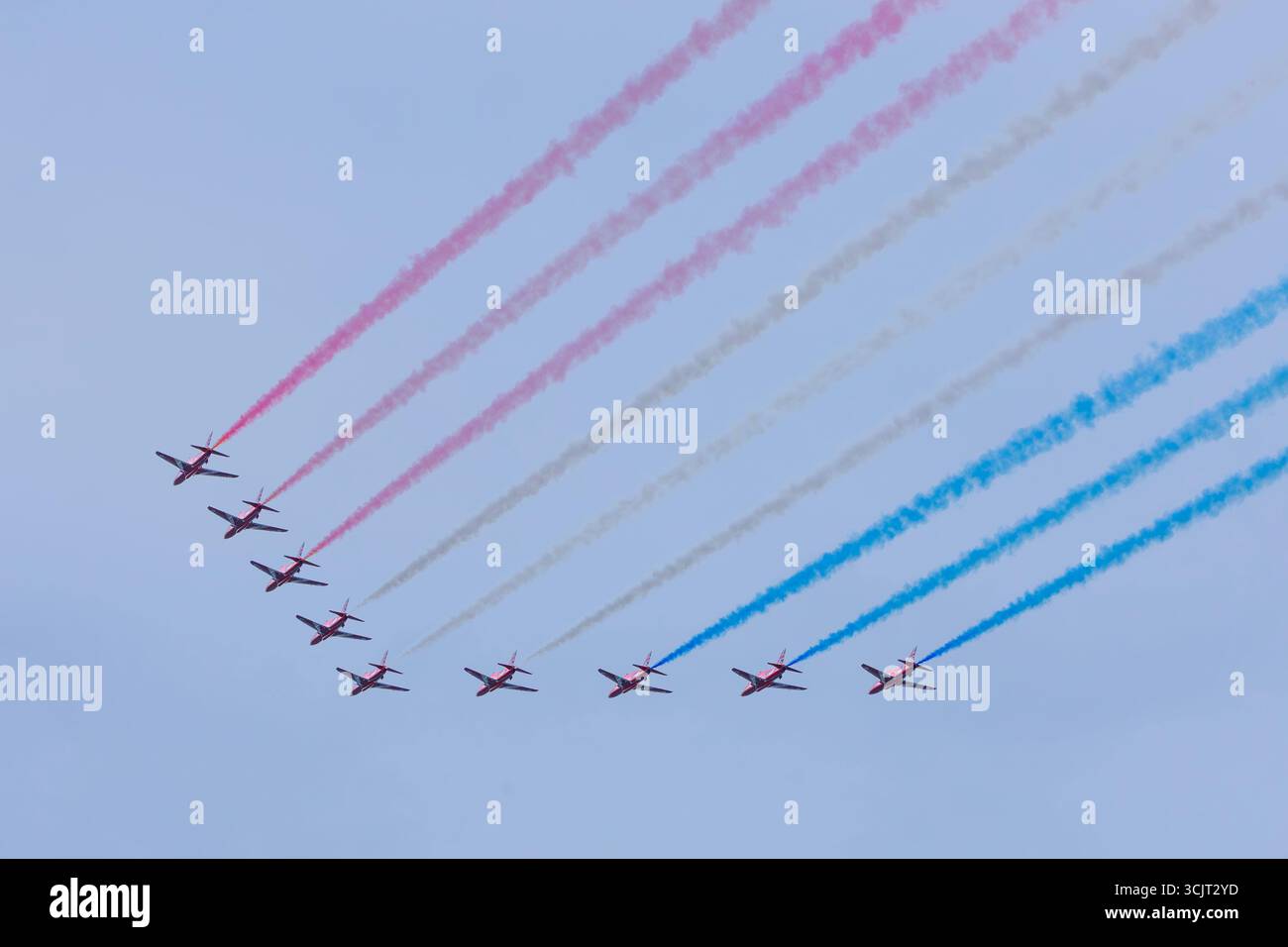 September 2025. Die roten Pfeile fliegen in Formation mit ihren charakteristischen roten, weißen und blauen Rauchpfaden. Internationales Ayr Show Festival von Fli. Stockfoto