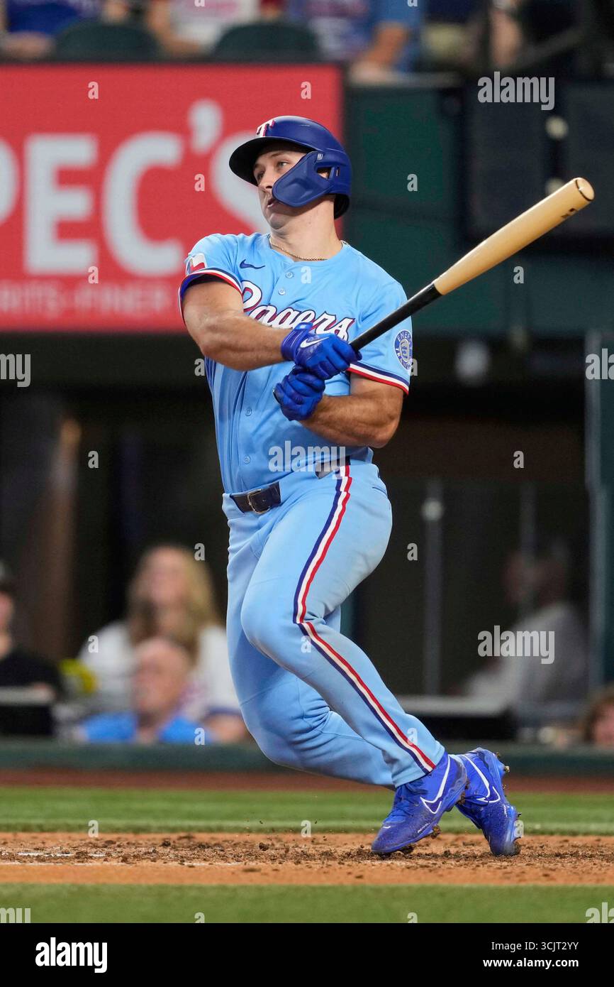 Texas Rangers' Wyatt Langford follows through on a swing during a baseball game against the Philadelphia Phillies Sunday, Aug. 10, 2025, in Arlington, Texas. (AP Photo/Tony Gutierrez) Stockfoto