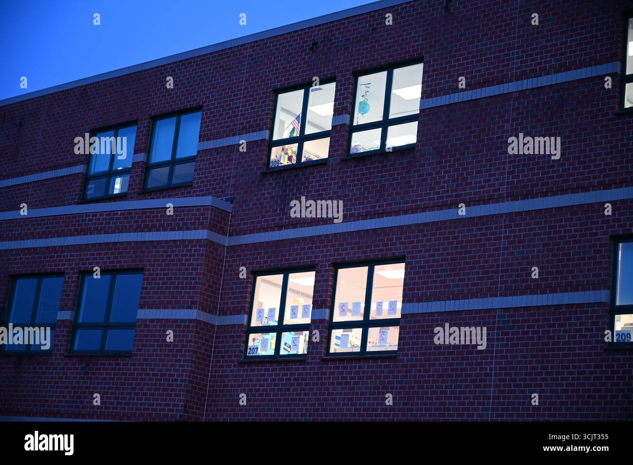 Windos in der Nacht einer örtlichen Schule Stockfoto