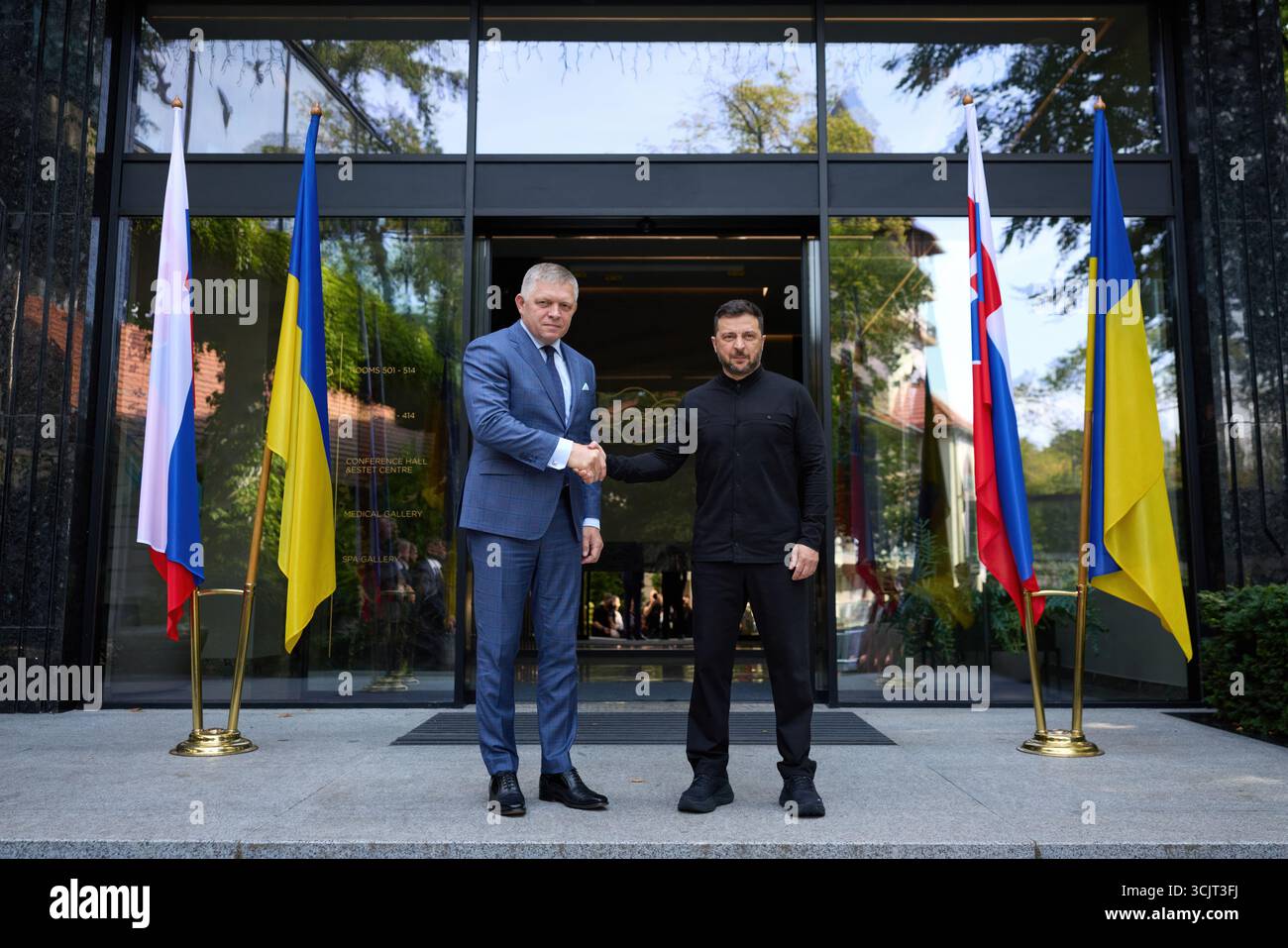 Uschhorod, Ukraine. September 2025. Der ukrainische Präsident Wolodymyr Zelenskyj, rechts, schüttelt den slowakischen Ministerpräsidenten Robert Fico, links, bei der Ankunft zu bilateralen Gesprächen im Dereniwska Spa, 5. September 2025 in Uschhorod, Ukraine, die Hand. FICO steht dem russischen Präsidenten Wladimir Putin nahe und ist für die slowakische Wirtschaft von russischem Öl abhängig. Kredit: Ukrainischer Ratsvorsitz/Pressestelle Des Ukrainischen Präsidenten/Alamy Live News Stockfoto