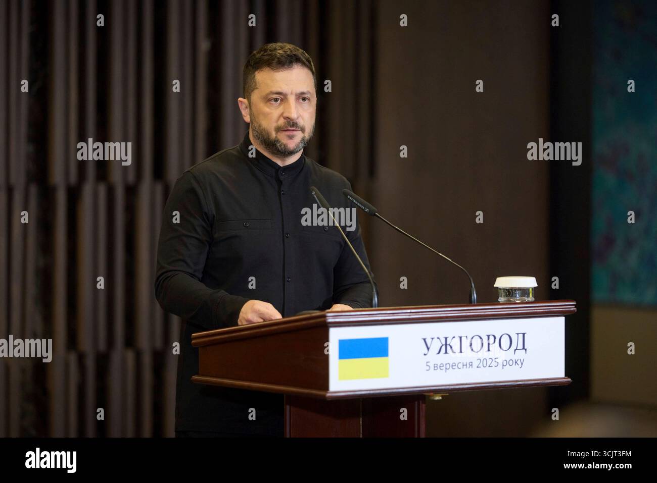 Uschhorod, Ukraine. September 2025. Der ukrainische Präsident Wolodymyr Zelenskij hört eine Frage während einer gemeinsamen Pressekonferenz mit dem slowakischen Premierminister Robert Fico im Dereniwska Spa am 5. September 2025 in Uschhorod, Ukraine. FICO steht dem russischen Präsidenten Wladimir Putin nahe und ist für die slowakische Wirtschaft von russischem Öl abhängig. Kredit: Ukrainischer Ratsvorsitz/Pressestelle Des Ukrainischen Präsidenten/Alamy Live News Stockfoto