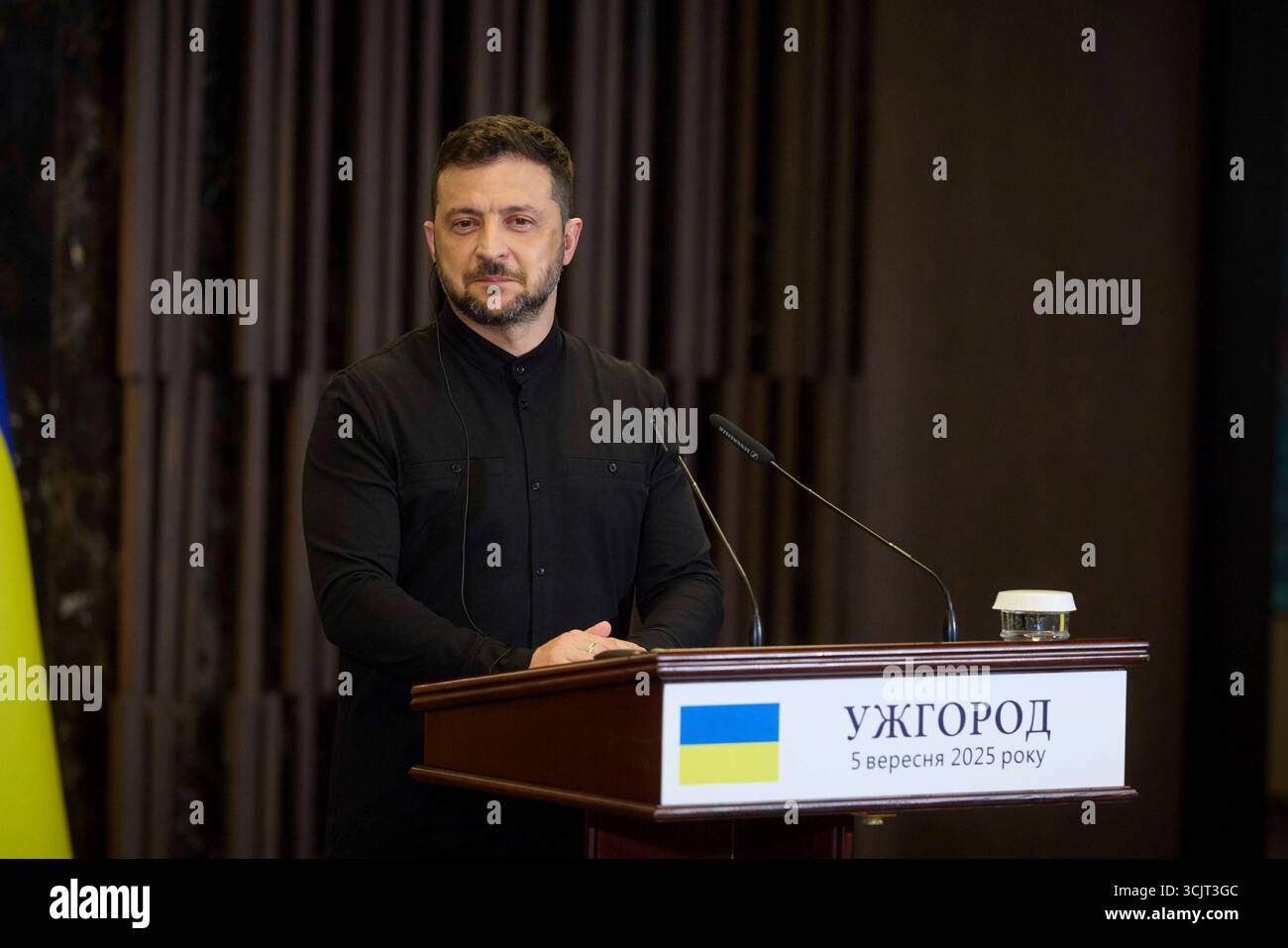 Uschhorod, Ukraine. September 2025. Der ukrainische Präsident Wolodymyr Zelenskij hört eine Frage während einer gemeinsamen Pressekonferenz mit dem slowakischen Premierminister Robert Fico im Dereniwska Spa am 5. September 2025 in Uschhorod, Ukraine. FICO steht dem russischen Präsidenten Wladimir Putin nahe und ist für die slowakische Wirtschaft von russischem Öl abhängig. Kredit: Ukrainischer Ratsvorsitz/Pressestelle Des Ukrainischen Präsidenten/Alamy Live News Stockfoto