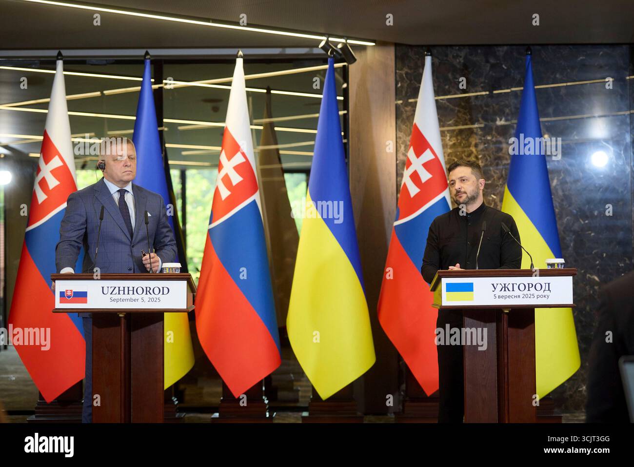 Uschhorod, Ukraine. September 2025. Der ukrainische Präsident Wolodymyr Zelenskyj, rechts, beantwortet eine Frage während einer gemeinsamen Pressekonferenz mit dem slowakischen Premierminister Robert Fico, links, im Dereniwska Spa am 5. September 2025 in Uschhorod, Ukraine. FICO steht dem russischen Präsidenten Wladimir Putin nahe und ist für die slowakische Wirtschaft von russischem Öl abhängig. Kredit: Ukrainischer Ratsvorsitz/Pressestelle Des Ukrainischen Präsidenten/Alamy Live News Stockfoto