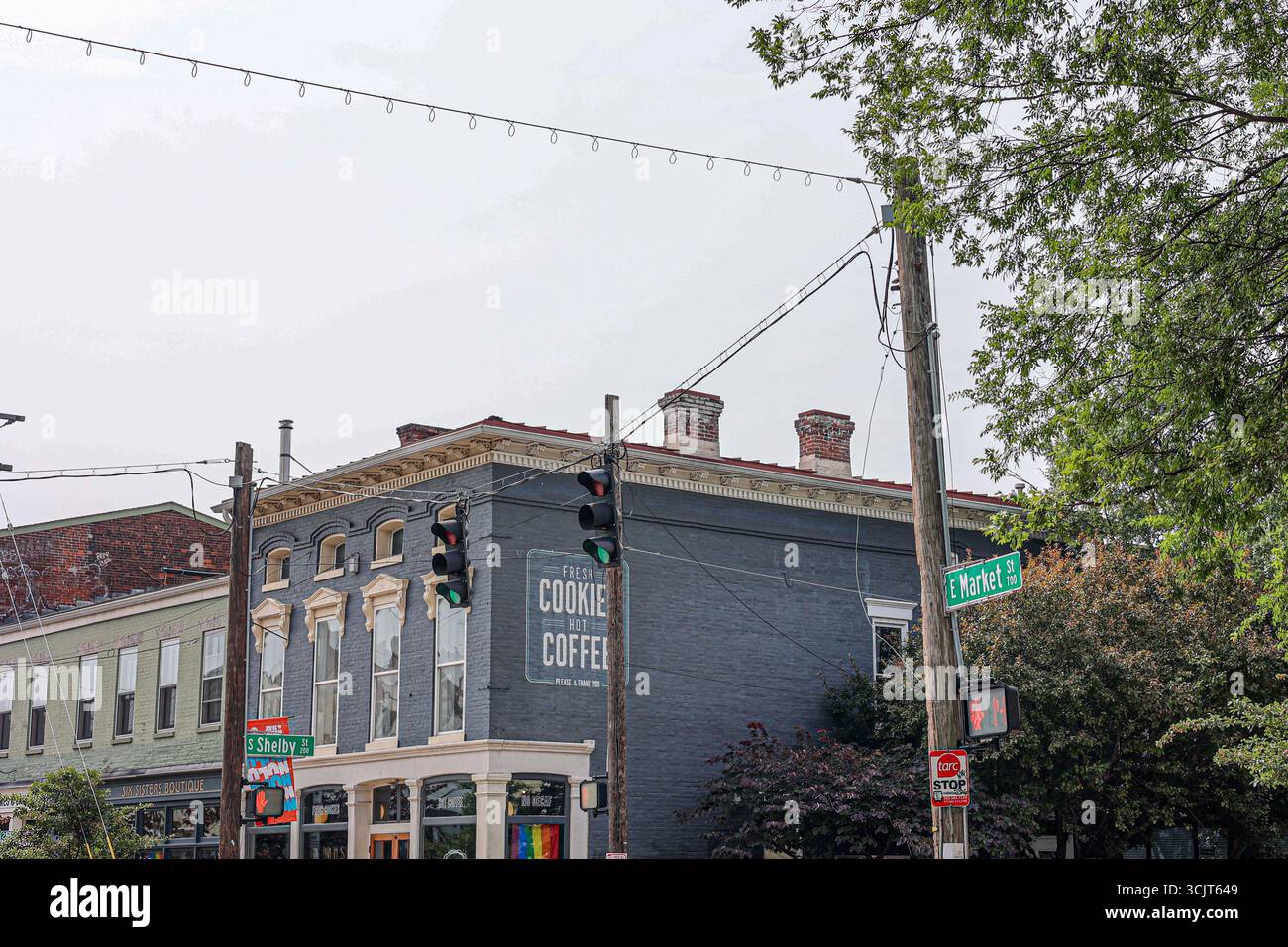 Louisville, Kentucky, USA 17. Juni 2023 die Fassade des Cookie and Coffee Cafés in der Innenstadt von Louisville, Kentucky Stockfoto