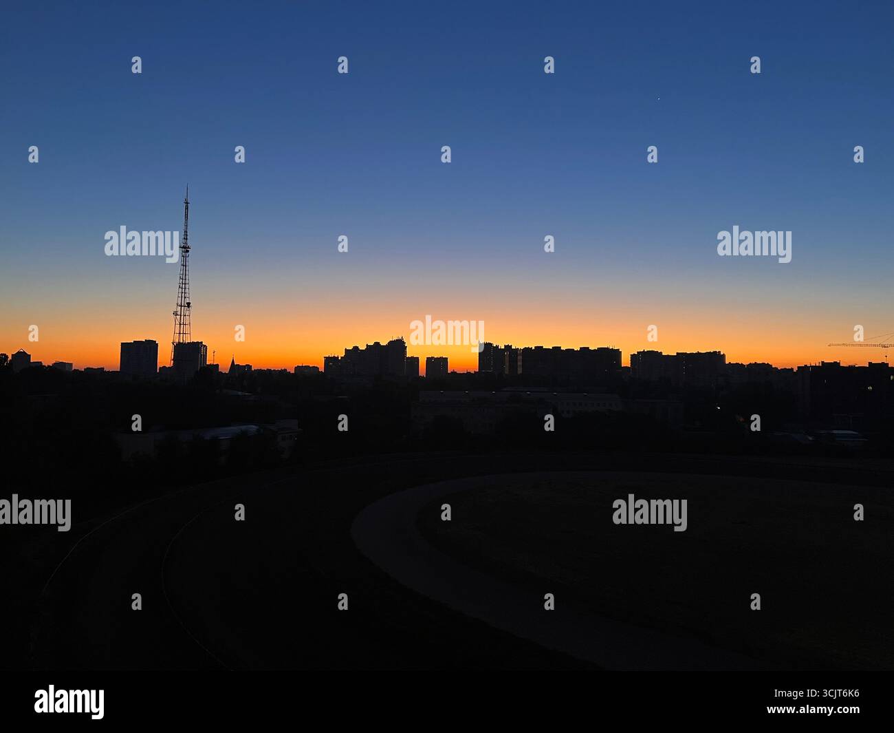 Sonnenaufgang über der Stadt, schöne goldene Strahlen der aufgehenden Sonne über der schlafenden Stadt. Stockfoto