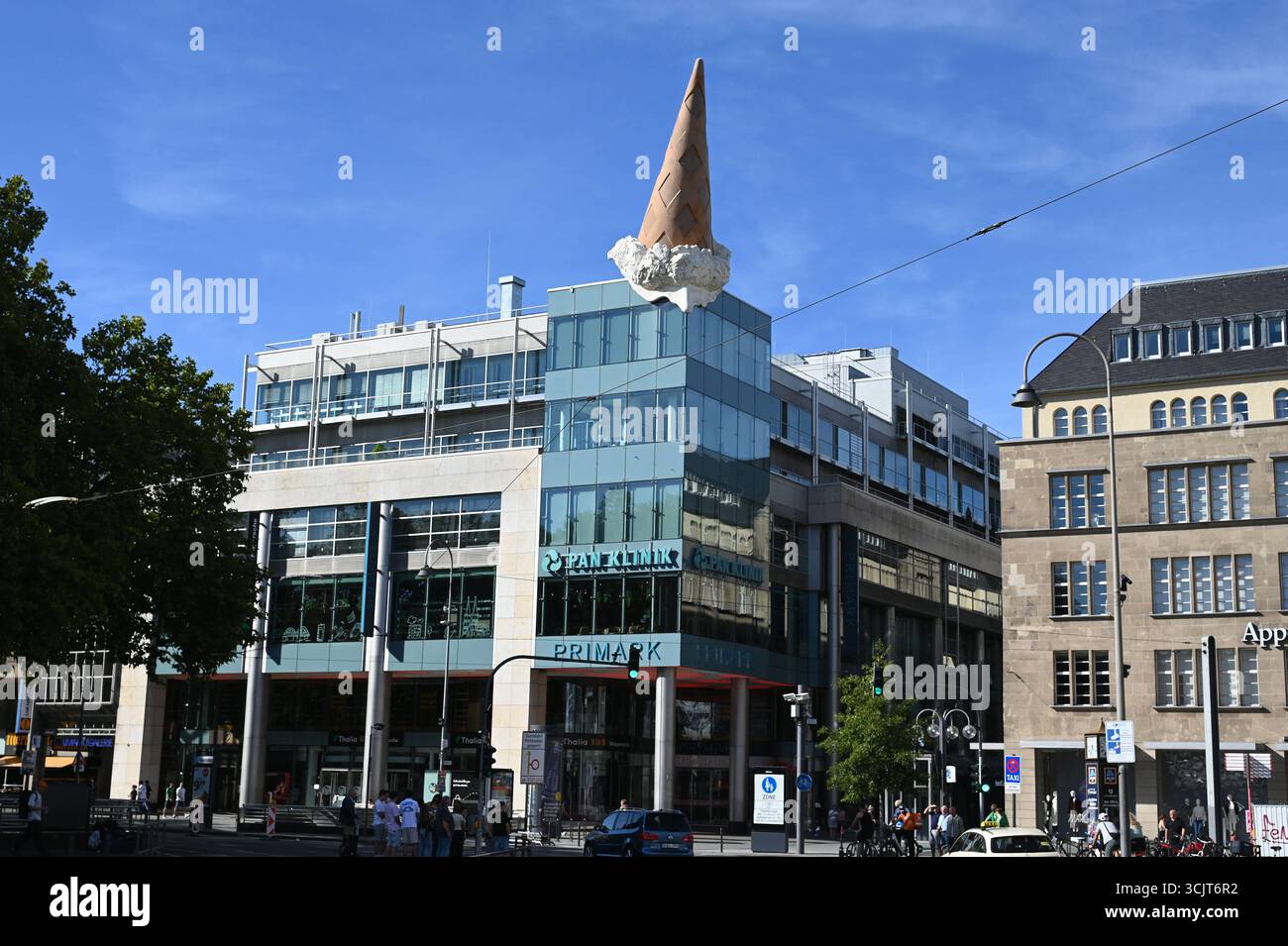 Die umgestürzte Eiswaffel krönt die NEUMARKT GALERIE als drei Tonnen schwere und 12 Meter große Popart-Skulptur. Das Dropped Cone getaufte Kunstwerk setzte das Künstlerpaar Coosje van Bruggen und Claes Oldenburg der Einkaufsgalerie als Füllhorn des Konsumismus und gleichzeitig als Zeichen der Vergänglichkeit im März 2001 aufs Dach *** der umgedrehte Eiskegel krönt die NEUMARKT GALERIE als drei Tonnen, 12 Meter große Pop Art Skulptur das Künstlerpaar Coosje van Bruggen und Claes Oldenburg hat den Dropped Cone im März 2001 als Konsumkorium das Dach der Einkaufsgalerie als Konsumgua gelegt Stockfoto