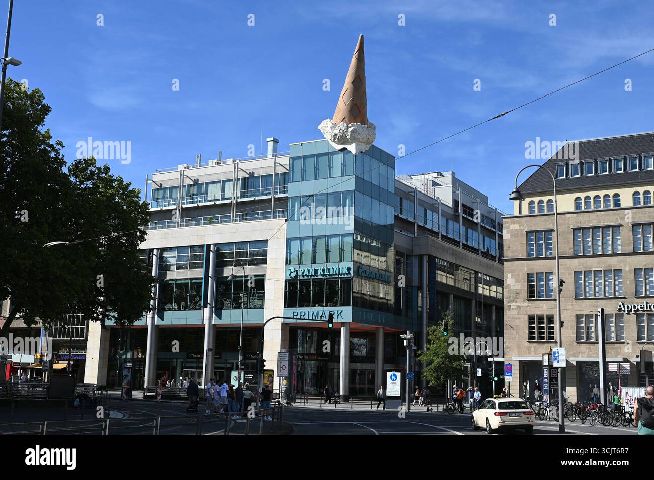 Die umgestürzte Eiswaffel krönt die NEUMARKT GALERIE als drei Tonnen schwere und 12 Meter große Popart-Skulptur. Das Dropped Cone getaufte Kunstwerk setzte das Künstlerpaar Coosje van Bruggen und Claes Oldenburg der Einkaufsgalerie als Füllhorn des Konsumismus und gleichzeitig als Zeichen der Vergänglichkeit im März 2001 aufs Dach *** der umgedrehte Eiskegel krönt die NEUMARKT GALERIE als drei Tonnen, 12 Meter große Pop Art Skulptur das Künstlerpaar Coosje van Bruggen und Claes Oldenburg hat den Dropped Cone im März 2001 als Konsumkorium das Dach der Einkaufsgalerie als Konsumgua gelegt Stockfoto