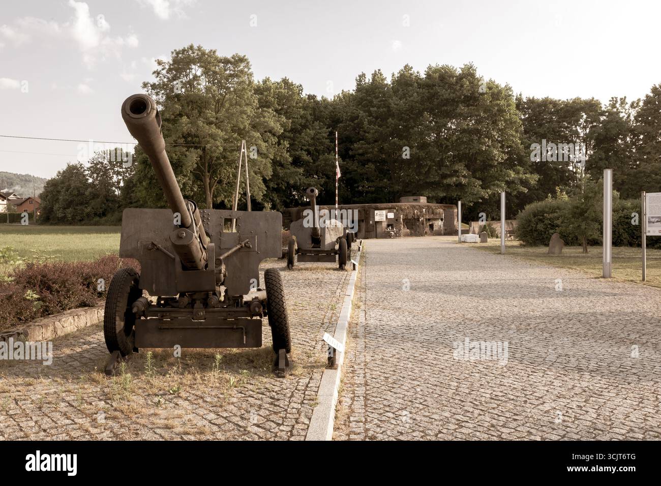 Alte sowjetische Panzerabwehrkanone 85 mm D-44 aus dem Zweiten Weltkrieg vor dem Wedrowiec Fort Bunker in Wegierska Gorka, Polen, Alter Foto. Stockfoto
