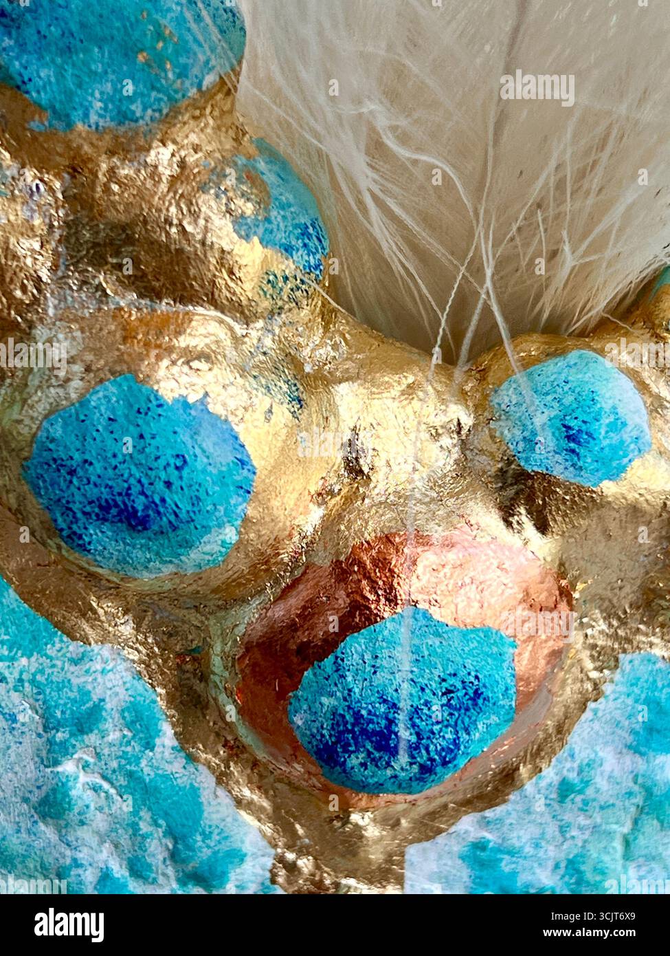 Voluminöse Textur einer Vase aus Papier-mâché, blaue Farbe, abstrakter Hintergrund, mit Gold- und Bronzetopf, Detail einer Vase für den Hintergrund - Smartphone-aufgenommenes Stockfoto