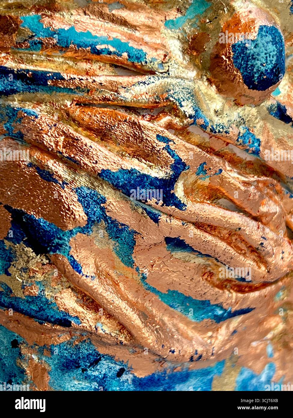 Voluminöse Textur einer Vase aus Papier-mâché, blaue Farbe, abstrakter Hintergrund, mit Gold- und Bronzetopf, Detail einer Vase für den Hintergrund - Smartphone-aufgenommenes Stockfoto