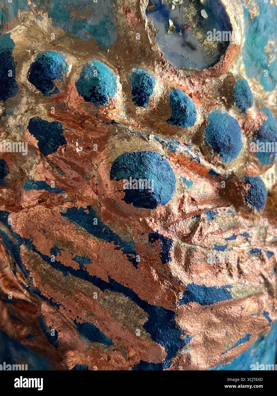 Voluminöse Textur einer Vase aus Papier-mâché, blaue Farbe, abstrakter Hintergrund, mit Gold- und Bronzetopf, Detail einer Vase für den Hintergrund - Smartphone-aufgenommenes Stockfoto