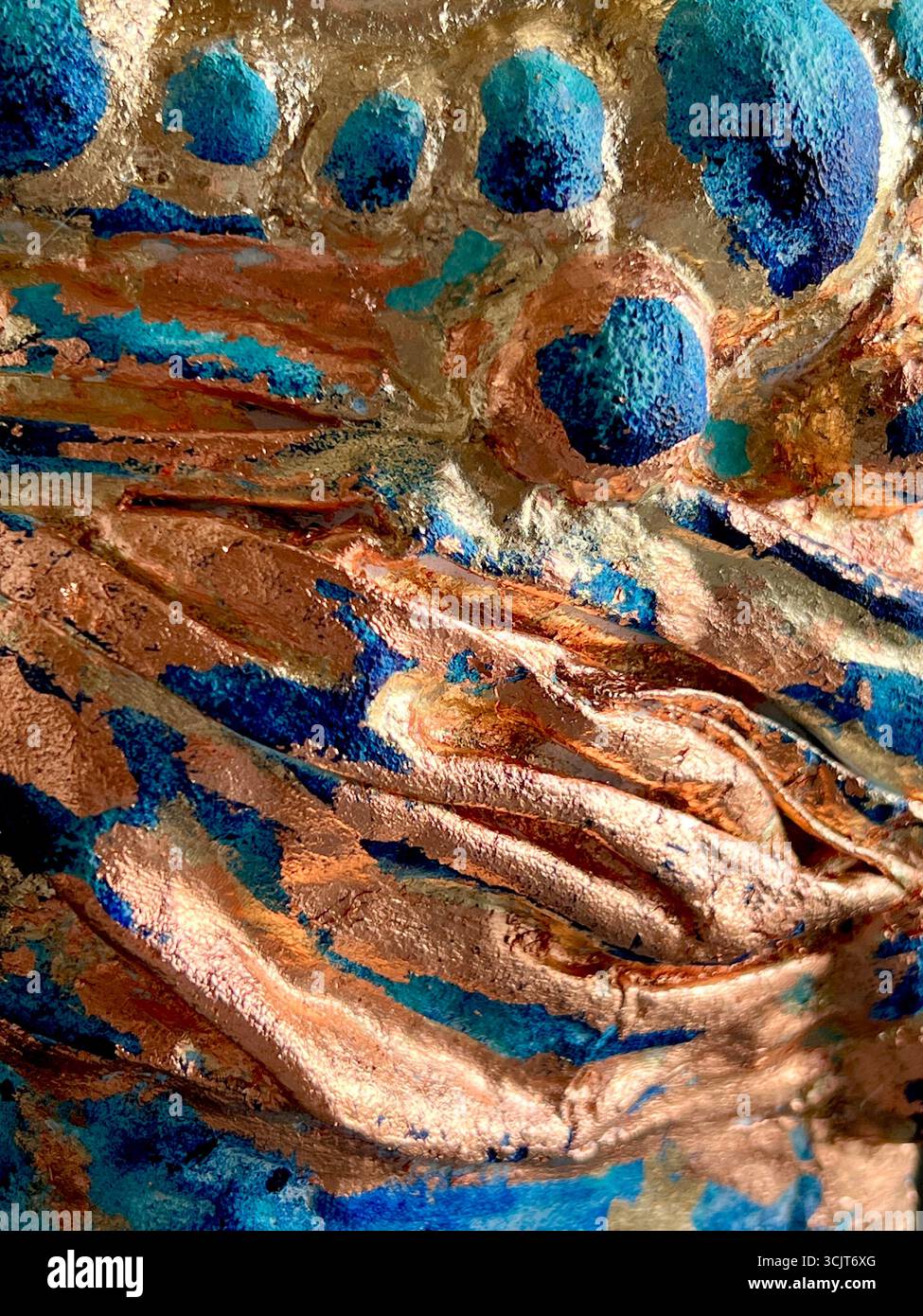 Voluminöse Textur einer Vase aus Papier-mâché, blaue Farbe, abstrakter Hintergrund, mit Gold- und Bronzetopf, Detail einer Vase für den Hintergrund - Smartphone-aufgenommenes Stockfoto