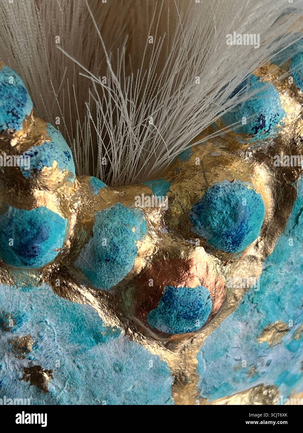 Voluminöse Textur einer Pappvase mâché, blaue Farbe, abstrakter Hintergrund, mit Goldpotal, Detail einer Vase für den Hintergrund - Smartphone-aufgenommenes Stockfoto