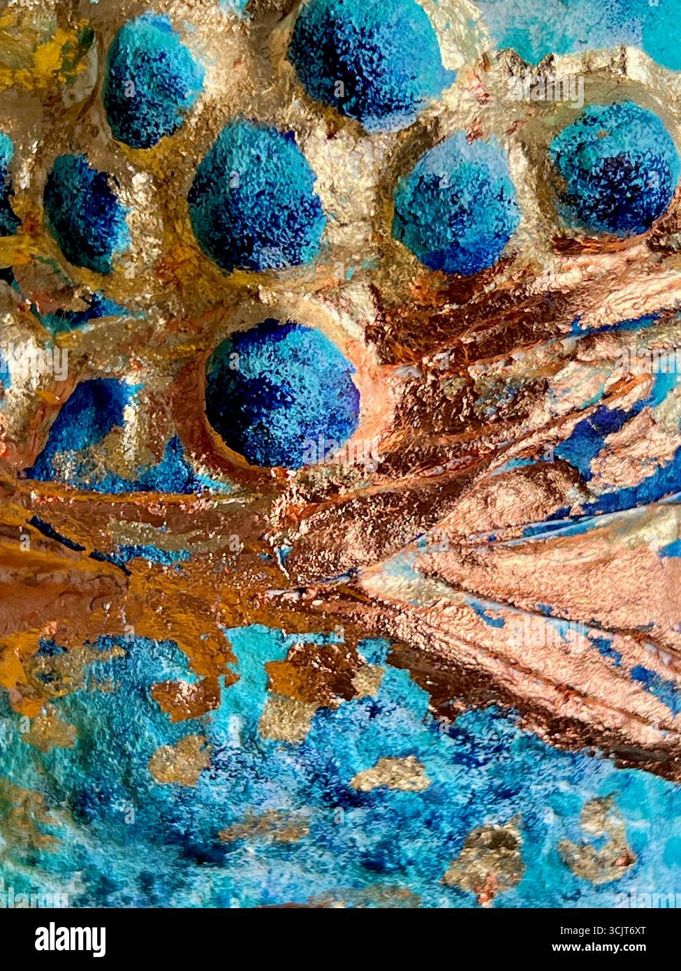 Voluminöse Textur einer Vase aus Papier-mâché, blaue Farbe, abstrakter Hintergrund, mit Gold- und Bronzetopf, Detail einer Vase für den Hintergrund - Smartphone-aufgenommenes Stockfoto