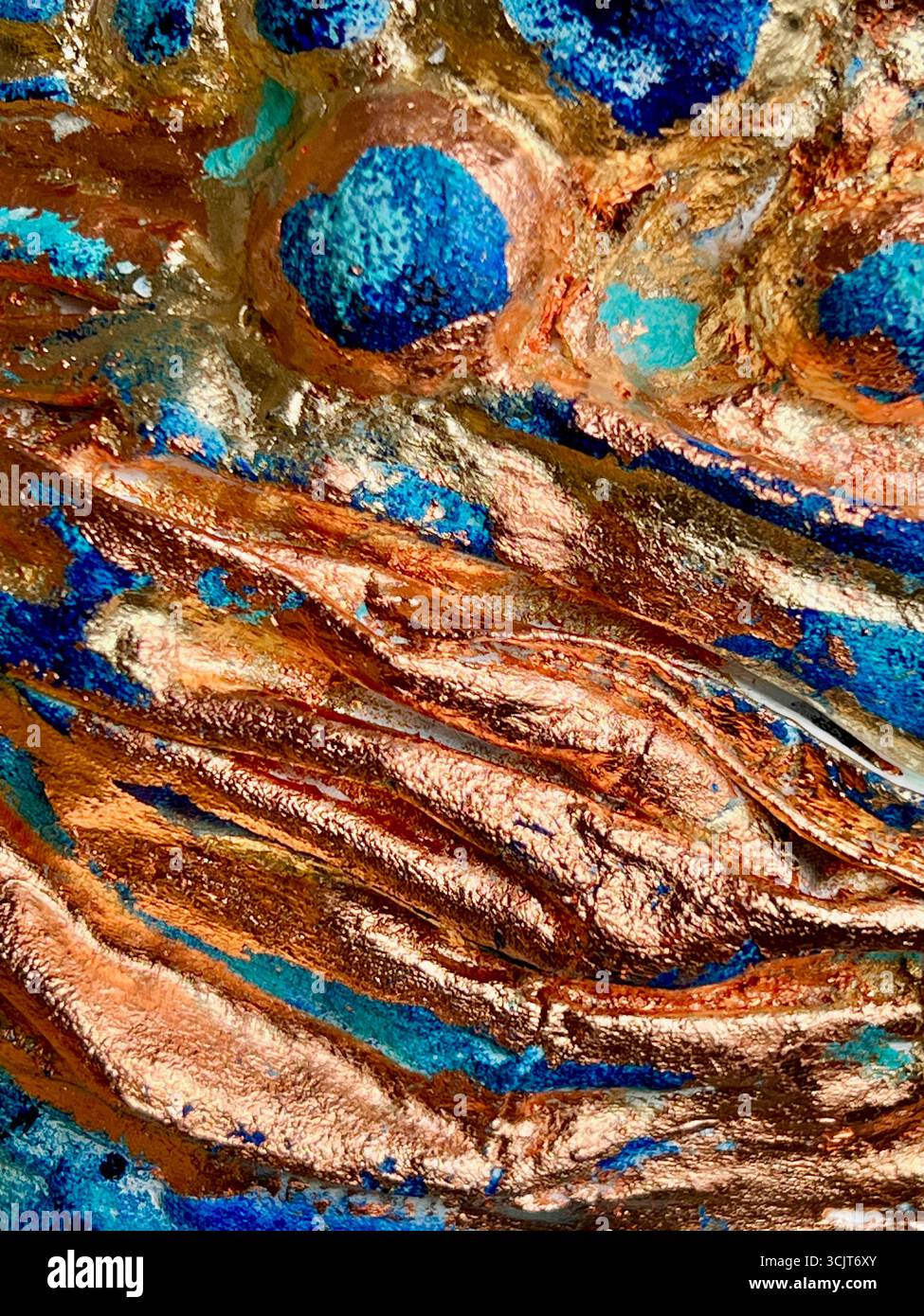 Voluminöse Textur einer Vase aus Papier-mâché, blaue Farbe, abstrakter Hintergrund, mit Gold- und Bronzetopf, Detail einer Vase für den Hintergrund - Smartphone-aufgenommenes Stockfoto
