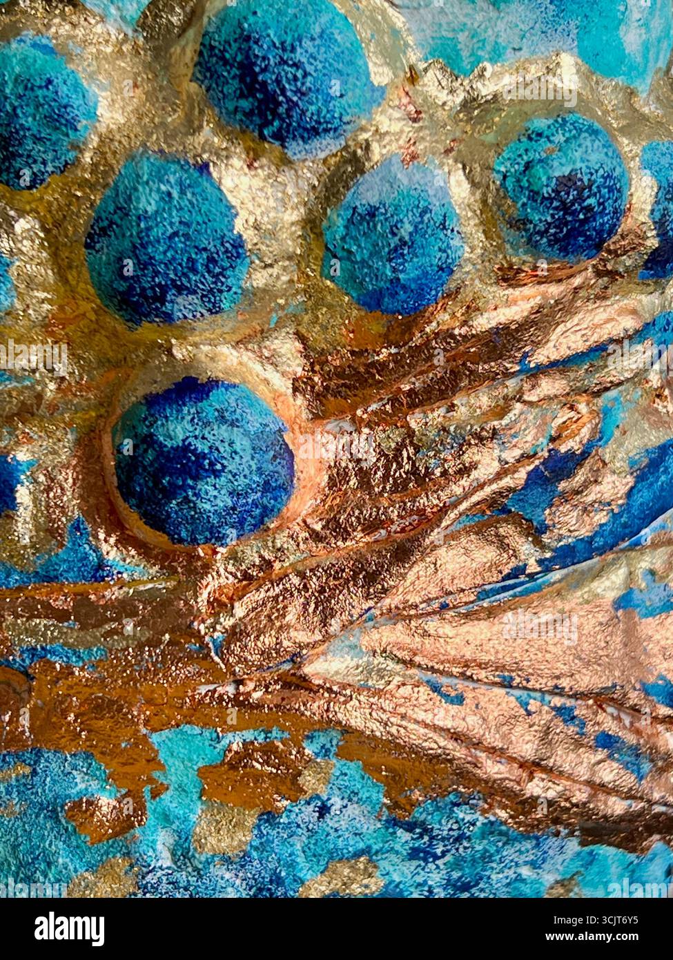 Voluminöse Textur einer Vase aus Papier-mâché, blaue Farbe, abstrakter Hintergrund, mit Gold- und Bronzetopf, Detail einer Vase für den Hintergrund - Smartphone-aufgenommenes Stockfoto