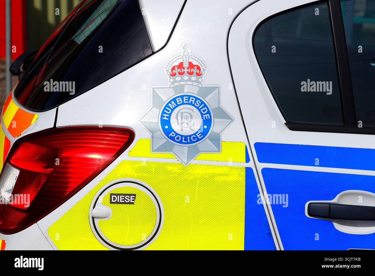 Humberside Polizeiabzeichen auf einem Polizeiwagen von Vauxhall Corsa Stockfoto