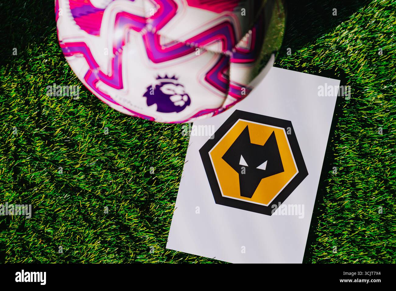 WIEN, ÖSTERREICH, 26. MAI 2025: Wolverhampton Wanderers Logo des Fußballvereins der Premier League. Offizieller Ball für die Saison 2025 und 2026. Und Logo von so Stockfoto