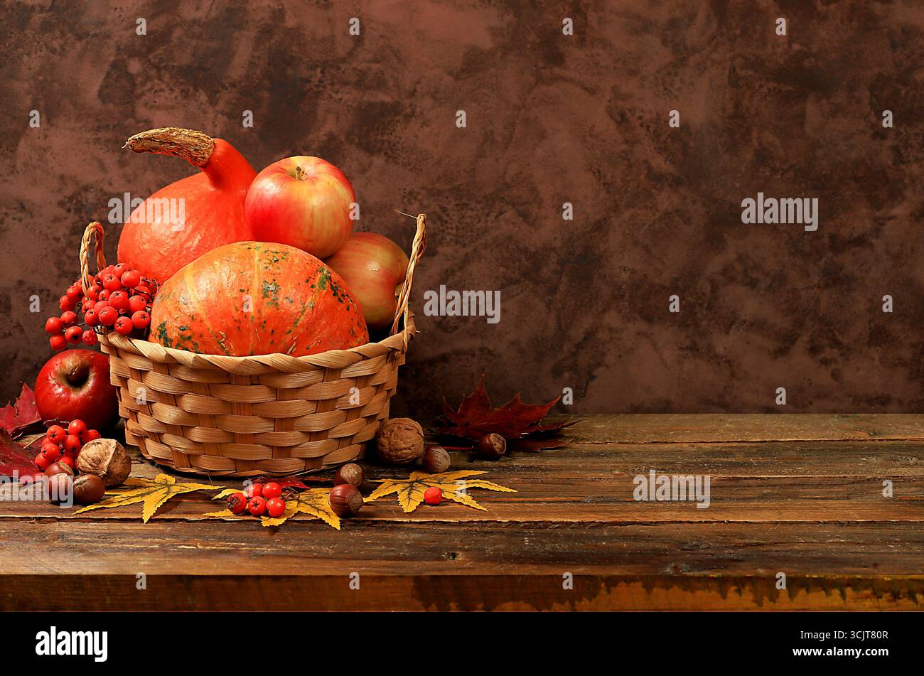Herbststillleben mit Äpfeln, eberesenbeeren, Kürbissen, Sonnenblumenblumen auf einem alten Holztisch, Hintergrund, Thanksgiving-Konzept, rustikale Ernte, er Stockfoto