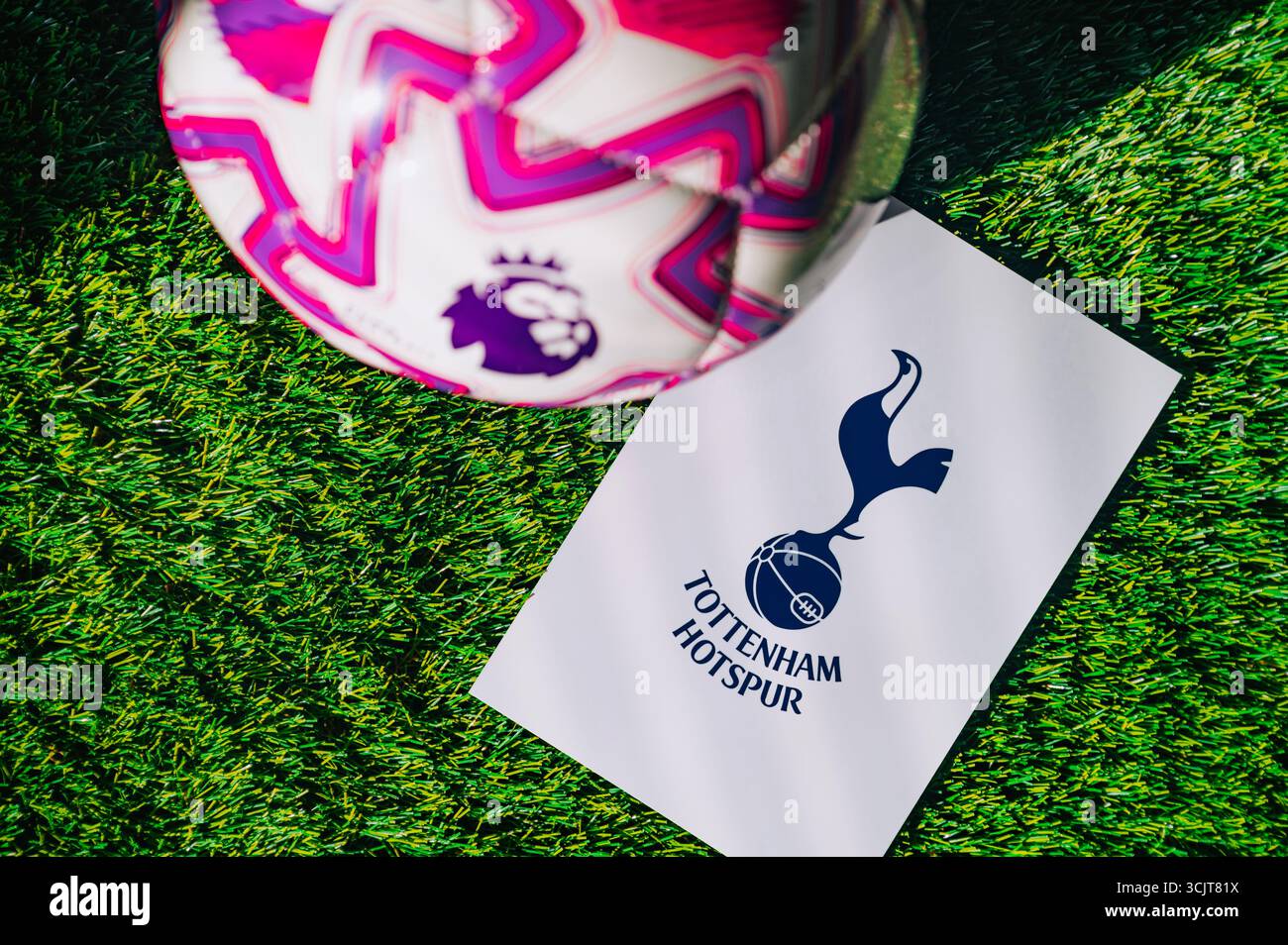 WIEN, ÖSTERREICH, 26. MAI 2025: Tottenham Hotspur Logo des Fußballvereins der Premier League. Offizieller Ball für die Saison 2025 und 2026. Und Logo von Fußball c Stockfoto