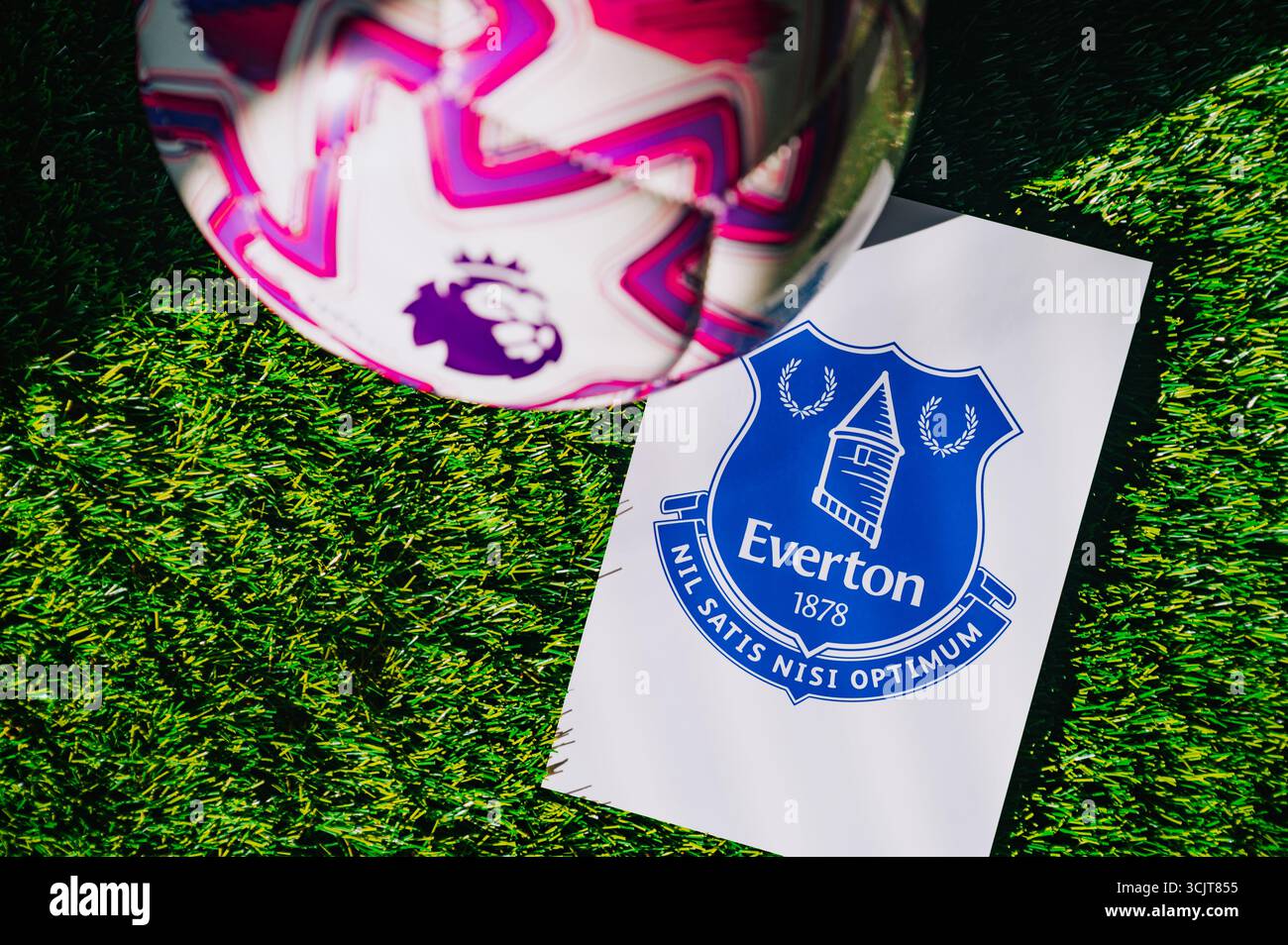 WIEN, ÖSTERREICH, 26. MAI 2025: Everton-Logo des Fußballvereins der Premier League. Offizieller Ball für die Saison 2025 und 2026. Und das Logo des Fußballvereins in maj Stockfoto