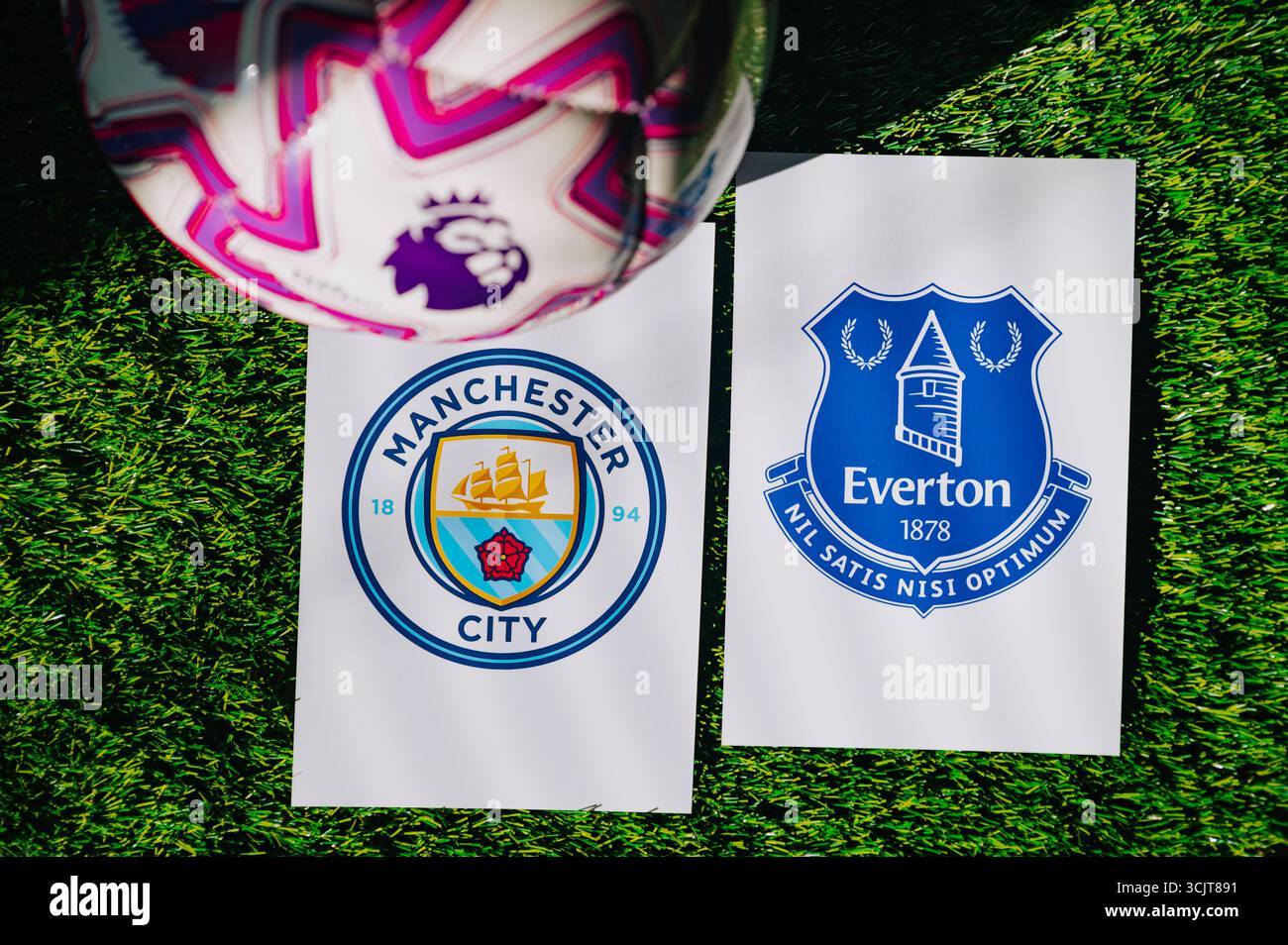 WIEN, ÖSTERREICH, 26. MAI 2025: Manchester City gegen Everton Derby in der Premier League. Club-Logo und offizieller Ball auf grünem Fußballrasen. Stockfoto