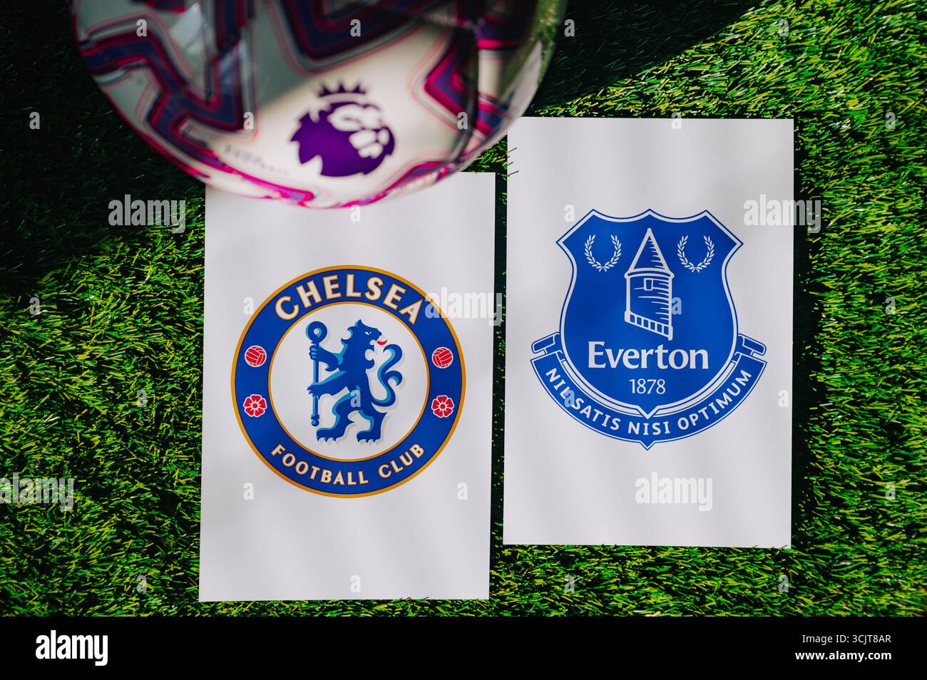 WIEN, ÖSTERREICH, 26. MAI 2025: Fußballspiel Chelsea gegen Everton Derby in der Premier League. Club-Logo und offizieller Ball auf grünem Fußballrasen. Stockfoto