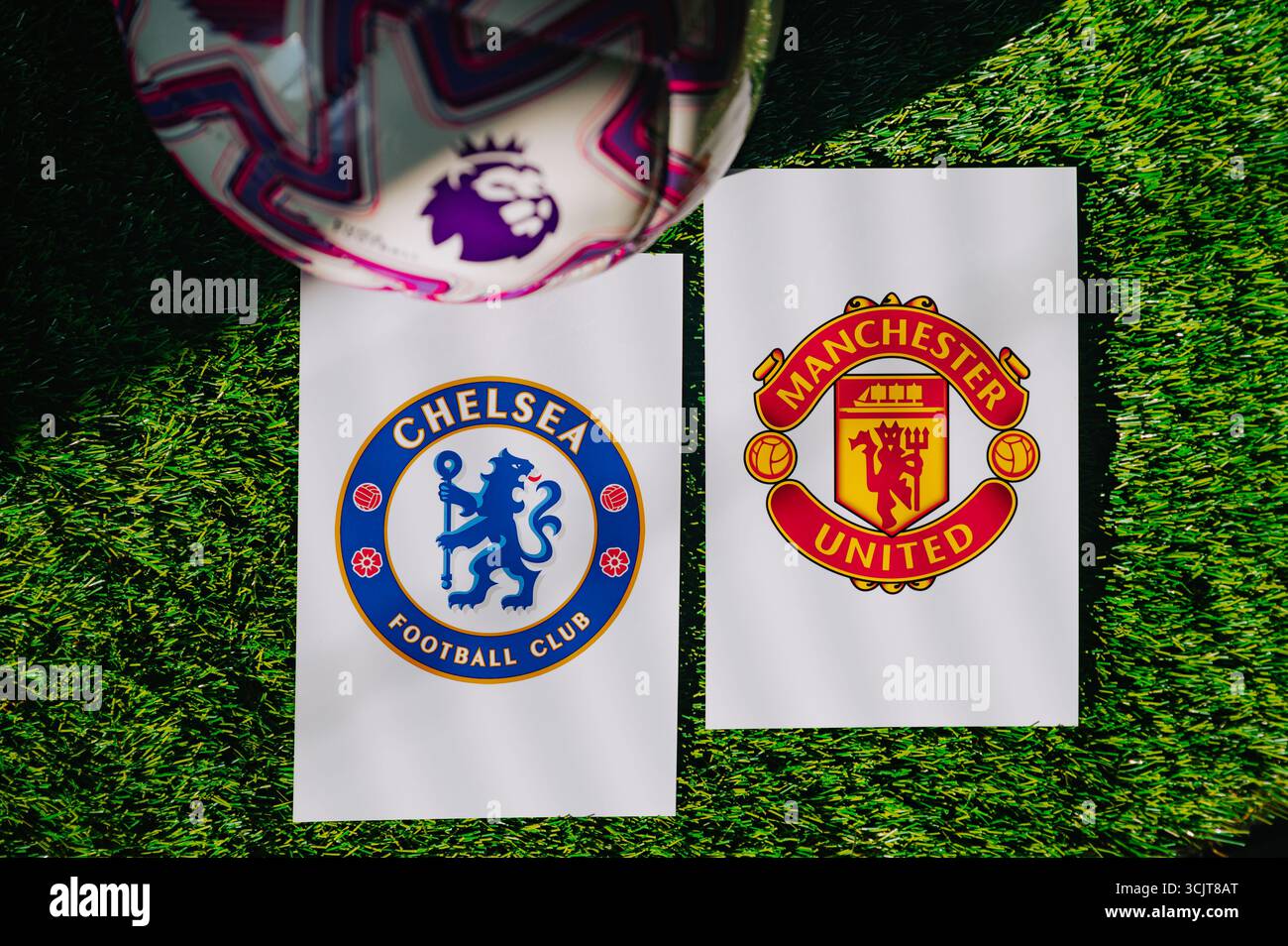 WIEN, ÖSTERREICH, 26. MAI 2025: Derby-Spiel Chelsea gegen Manchester United in der Premier League. Club-Logo und offizieller Ball auf grünem Fußballrasen. Stockfoto