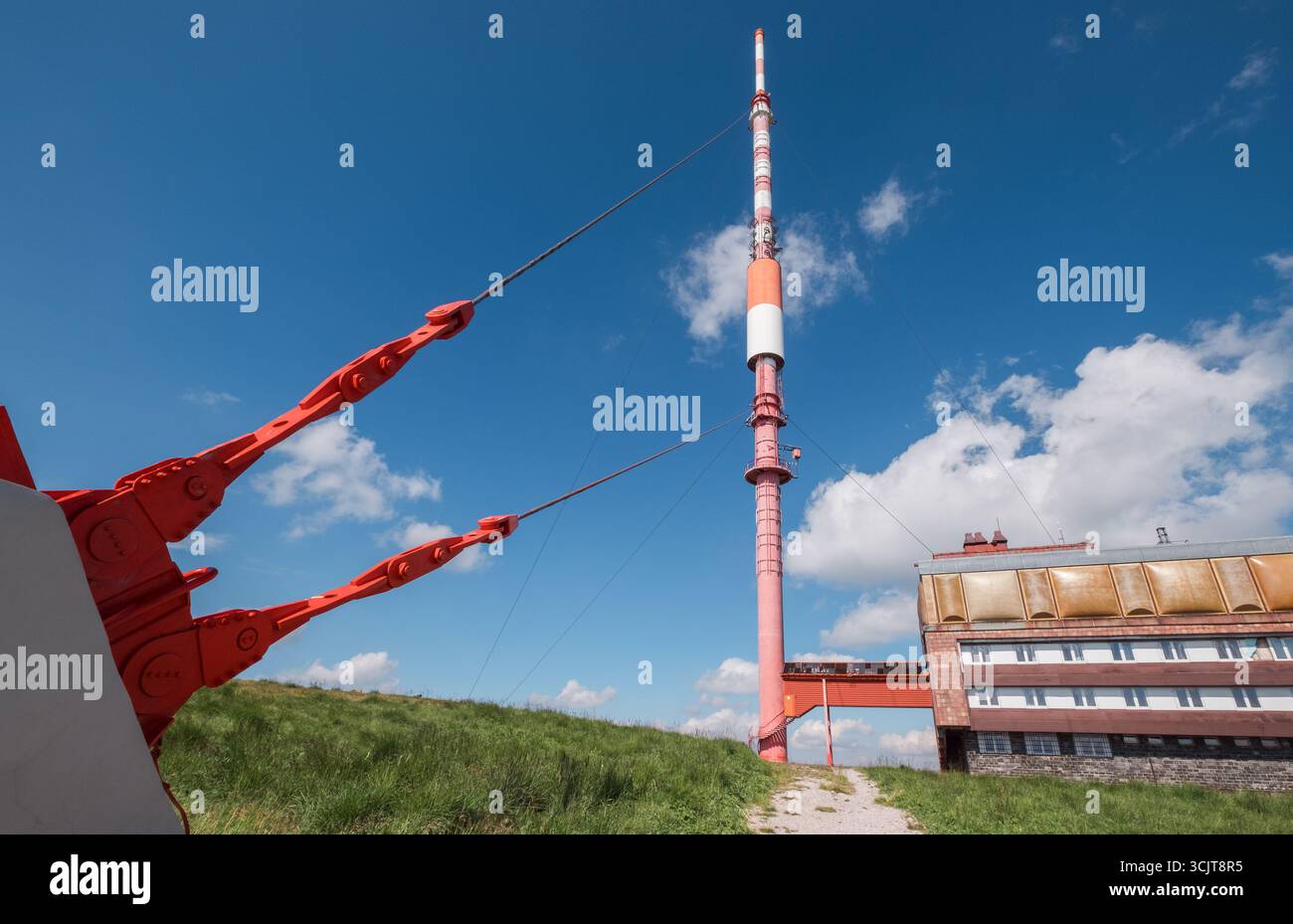 Berglandschaft mit TV-Sendeturm auf Kralova Hola Niedere Tatra Slowakei malerische Sommerlandschaft Wandern Natur Reiseziel Himmel Gipfel Hügel Stockfoto