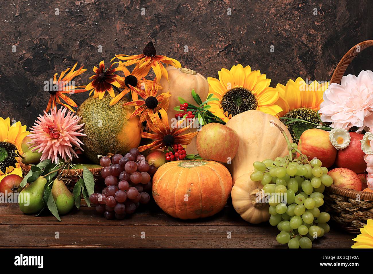 Herbsthintergrund mit saisonaler Natur Herbstbeeren, Kürbisse, Äpfel, Trauben, Melonen und Blumen auf altem Hintergrund, Kopierraum, Happy Thanksgiving Stockfoto