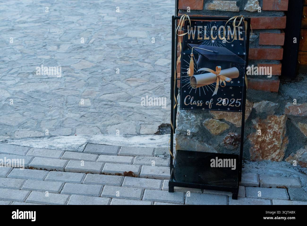 Willkommensklasse 2025: Goldene Briefe der Leistung Stockfoto