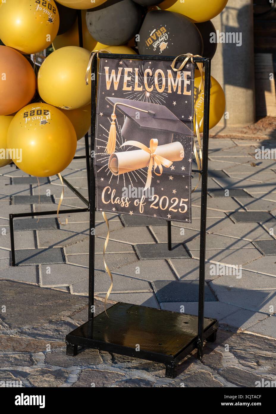 Willkommensklasse 2025: Goldene Briefe der Leistung Stockfoto