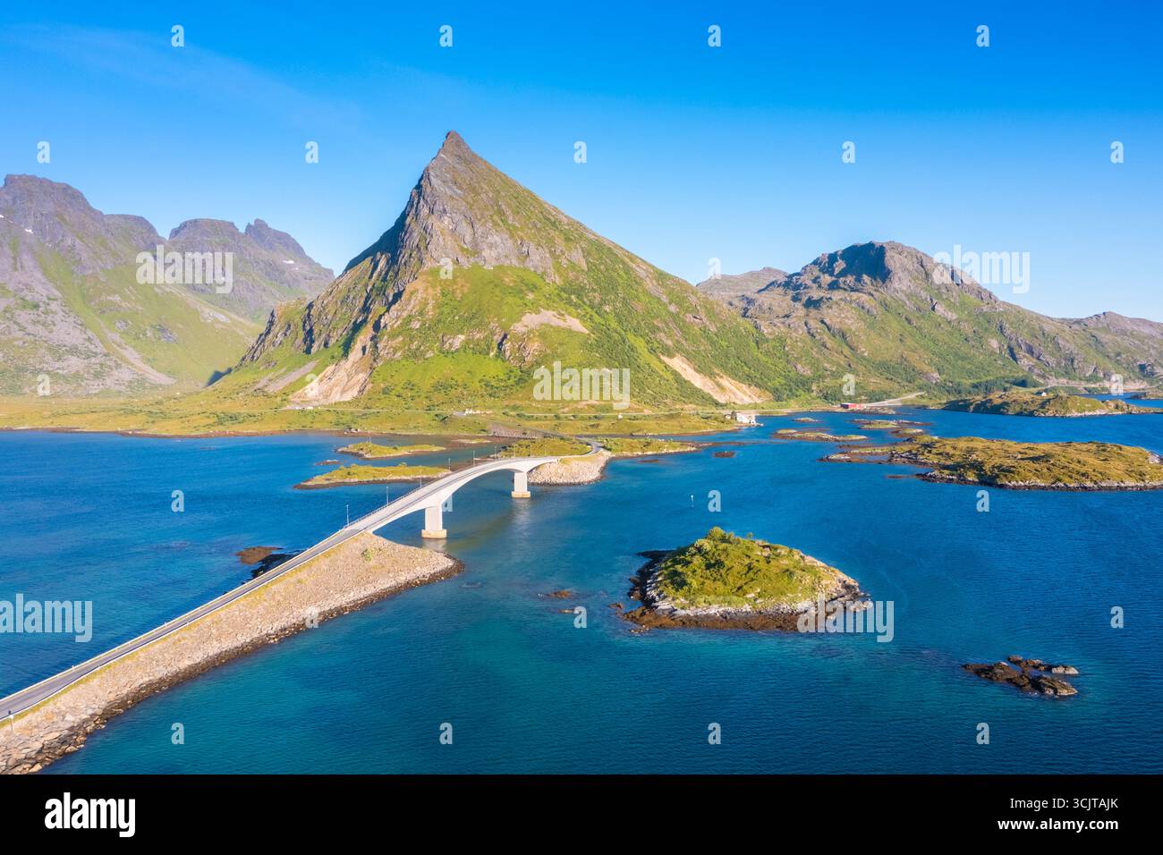 Luftaufnahme der Brücken, die Fredvang mit Ramberg im Sommer verbinden. Fredvang, Lofoten Island, Norwegen, Europa. Stockfoto