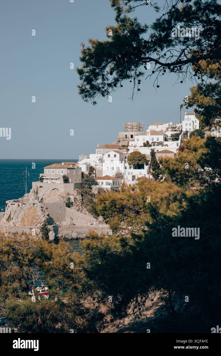 Blick auf das Schloss Kavos und die Häuser am Hügel in Hydra, Hydra Island, Saronische Inseln, Griechenland Stockfoto