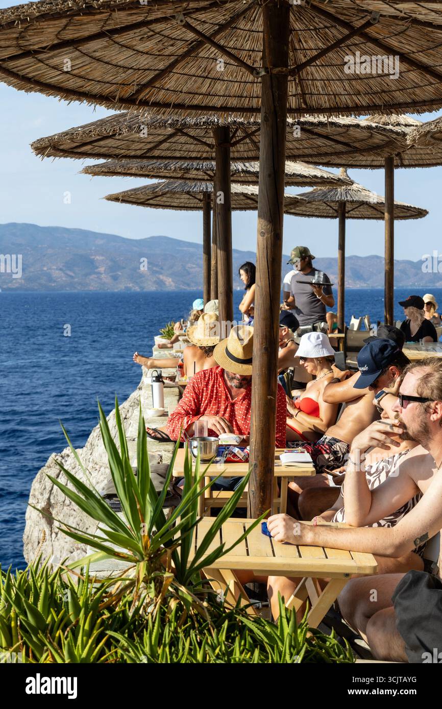 Hydronetta Cocktailbar am Hydronetta Beach mit Blick auf das Meer, Hydra Town, Hydra Island, Saronische Inseln, Griechenland Stockfoto