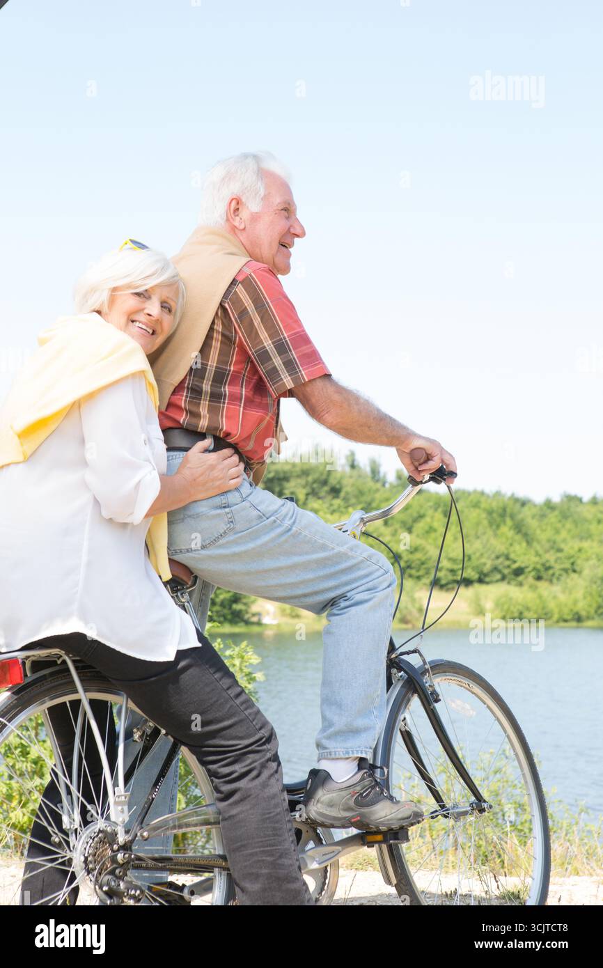 Ein lebhaftes Seniorenpaar auf dem Fahrrad Stockfoto