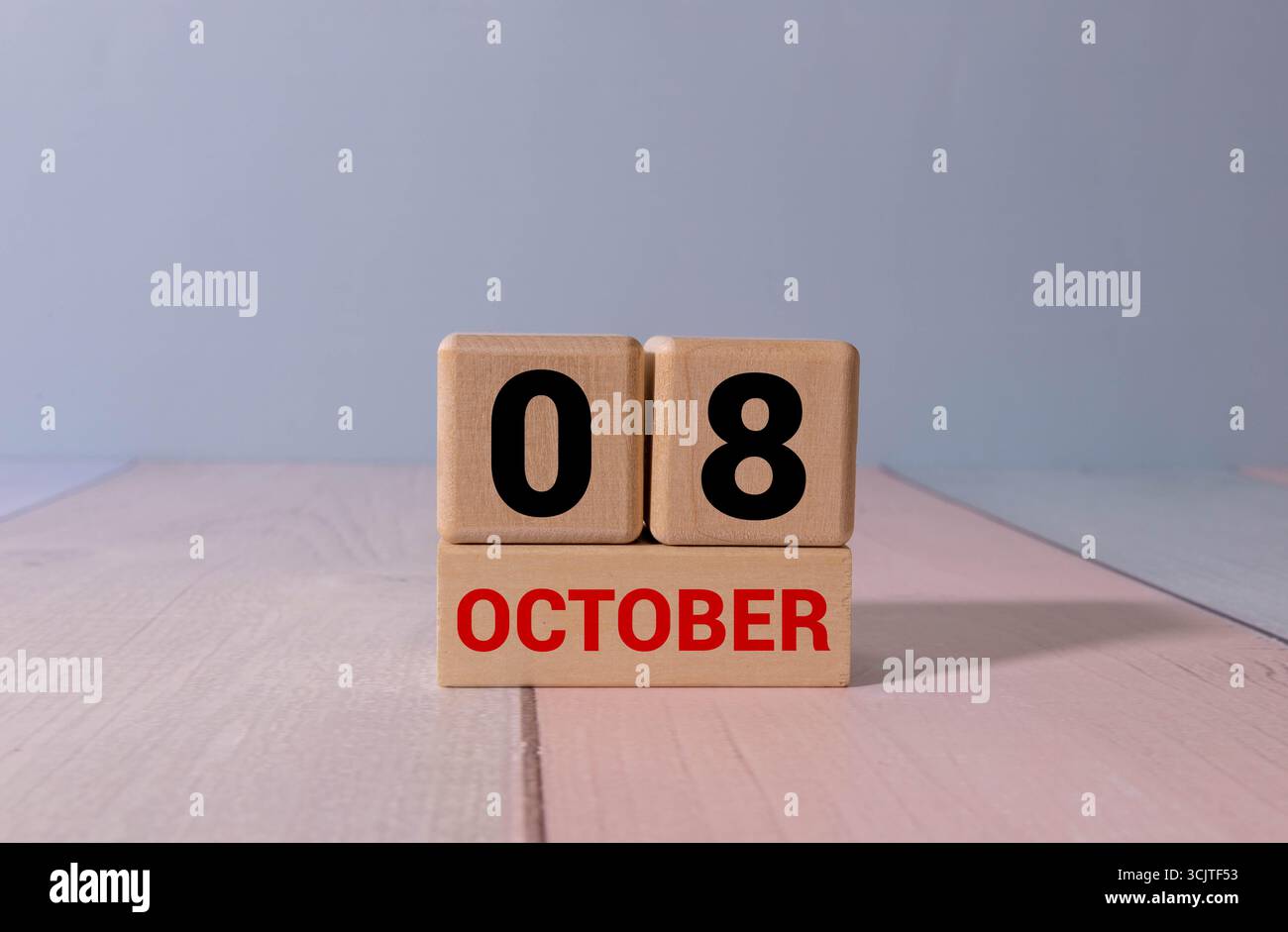 Oktober 8. Oktober auf Holzwürfeln auf hölzernem Hintergrund.Herbst.Kalender für Oktober. Stockfoto