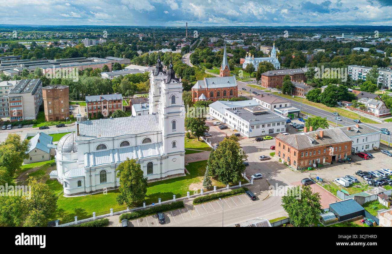 Aus der Vogelperspektive auf den Kirchenhügel (Baznīckalns) in Daugavpils, Lettland, im Stadtteil Jaunbūve, wo die Kirchen von vier christlichen Glaubensrichtungen l Stockfoto
