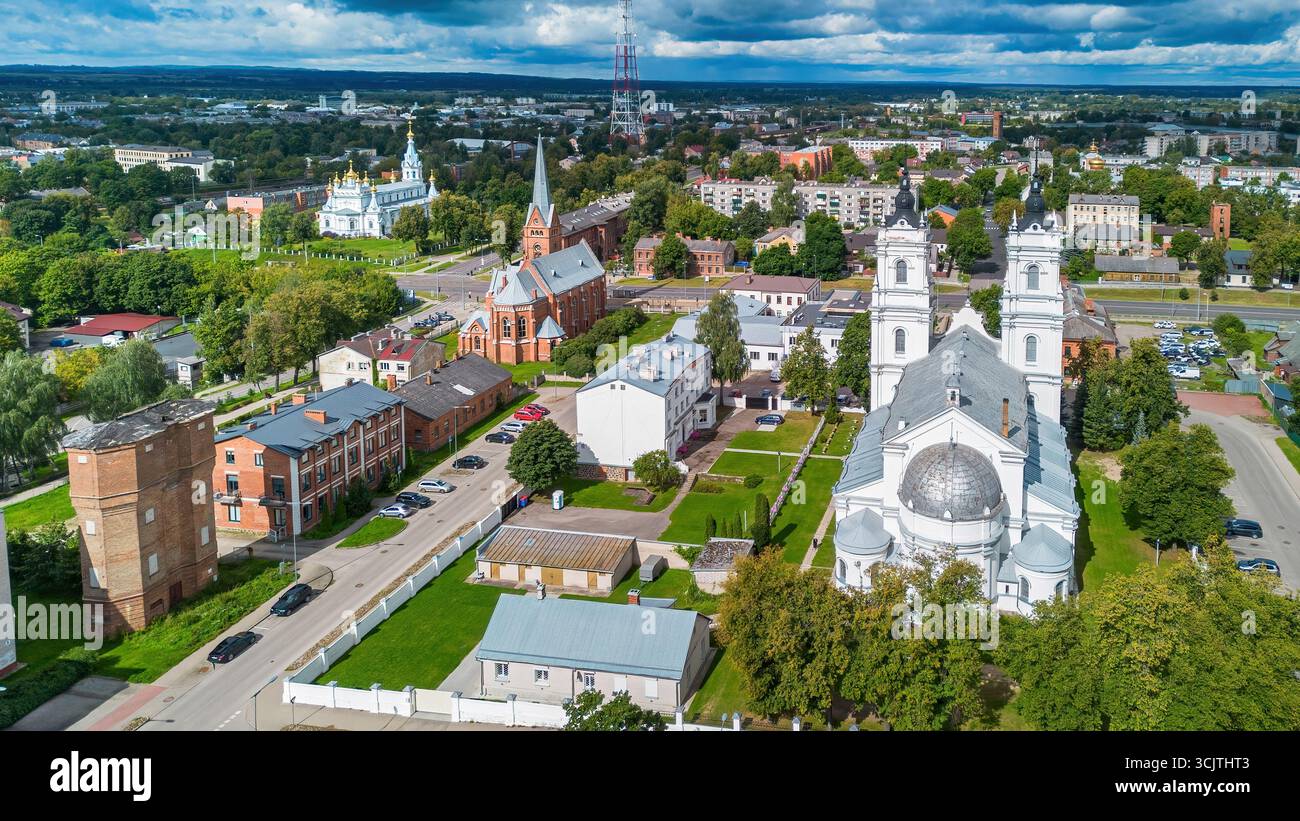 Aus der Vogelperspektive auf den Kirchenhügel (Baznīckalns) in Daugavpils, Lettland, im Stadtteil Jaunbūve, wo die Kirchen von vier christlichen Glaubensrichtungen l Stockfoto